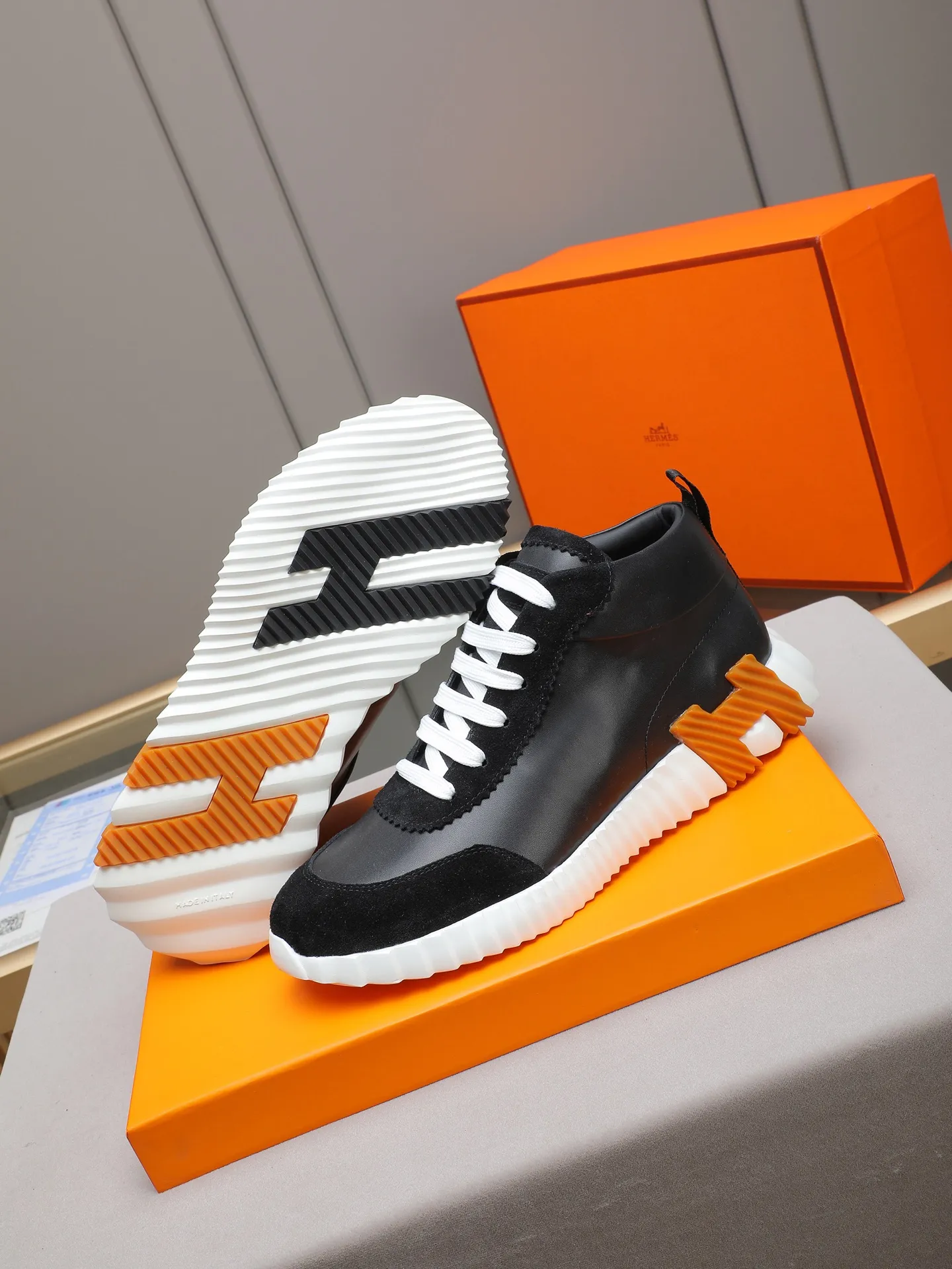 PPP230(Hermes 爱马仕高帮男鞋)🆕男士运动鞋,饰有富有质感的小牛皮细节。拼接原版牛皮面,此鞋款从马术世界汲取灵感,融合技术细节和实用功能.透气羊里,原版组合大底,高端品质,各处细节均完美结合! Size:38-44 (45可定做)