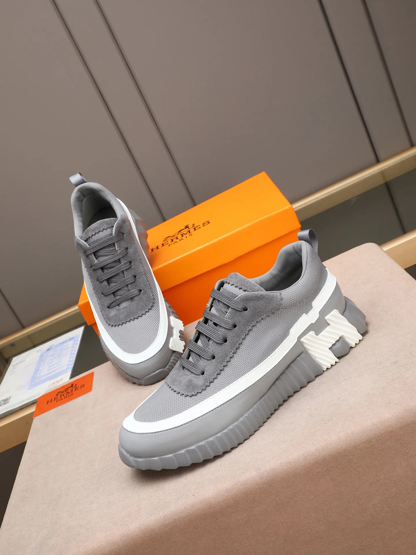 P210。H爱马仕运动鞋撞色系列,男士休闲运动鞋,鞋面小牛皮➕头层磨砂拼接打造,舒适透气羊里!质感十足,轻盈鞋底装饰撞色图案,打造百搭时尚风格。 Size:38-44(45定做)