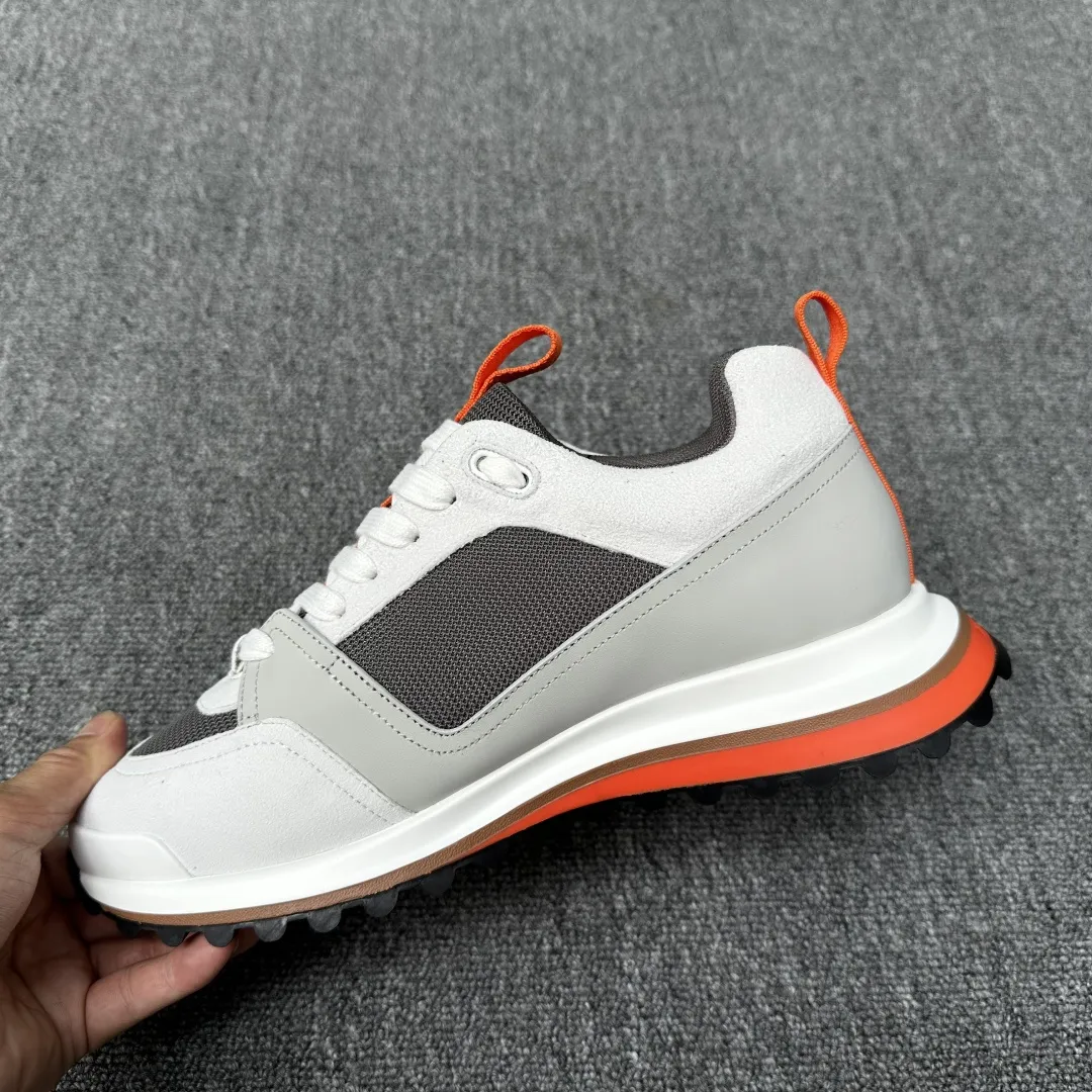 HERMES/爱马仕 Leader运动鞋! 多色拼接高科技斜纹、小牛皮和麂皮山羊皮运动鞋。轻盈几何鞋底,打造时尚都市造型。 产品详情: 白色和橙色橡胶鞋底 黑色橡胶鞋底,橙色橡胶嵌饰浅自然色皮革嵌饰白色橡胶鞋头 米色羊羔皮内底和内衬 棉质饰带,橡胶字样 鞋底高度:4cm 尺码:39-40-41-42-43-44(38.45订做) 💰330