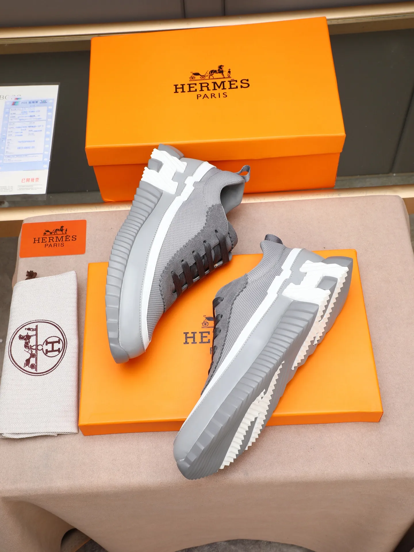 P210。H爱马仕运动鞋撞色系列，男士休闲运动鞋，鞋面小牛皮➕头层磨砂拼接打造，舒适透气羊里！质感十足，轻盈鞋底装饰撞色图案，打造百搭时尚风格。 Size：38-44（45定做）