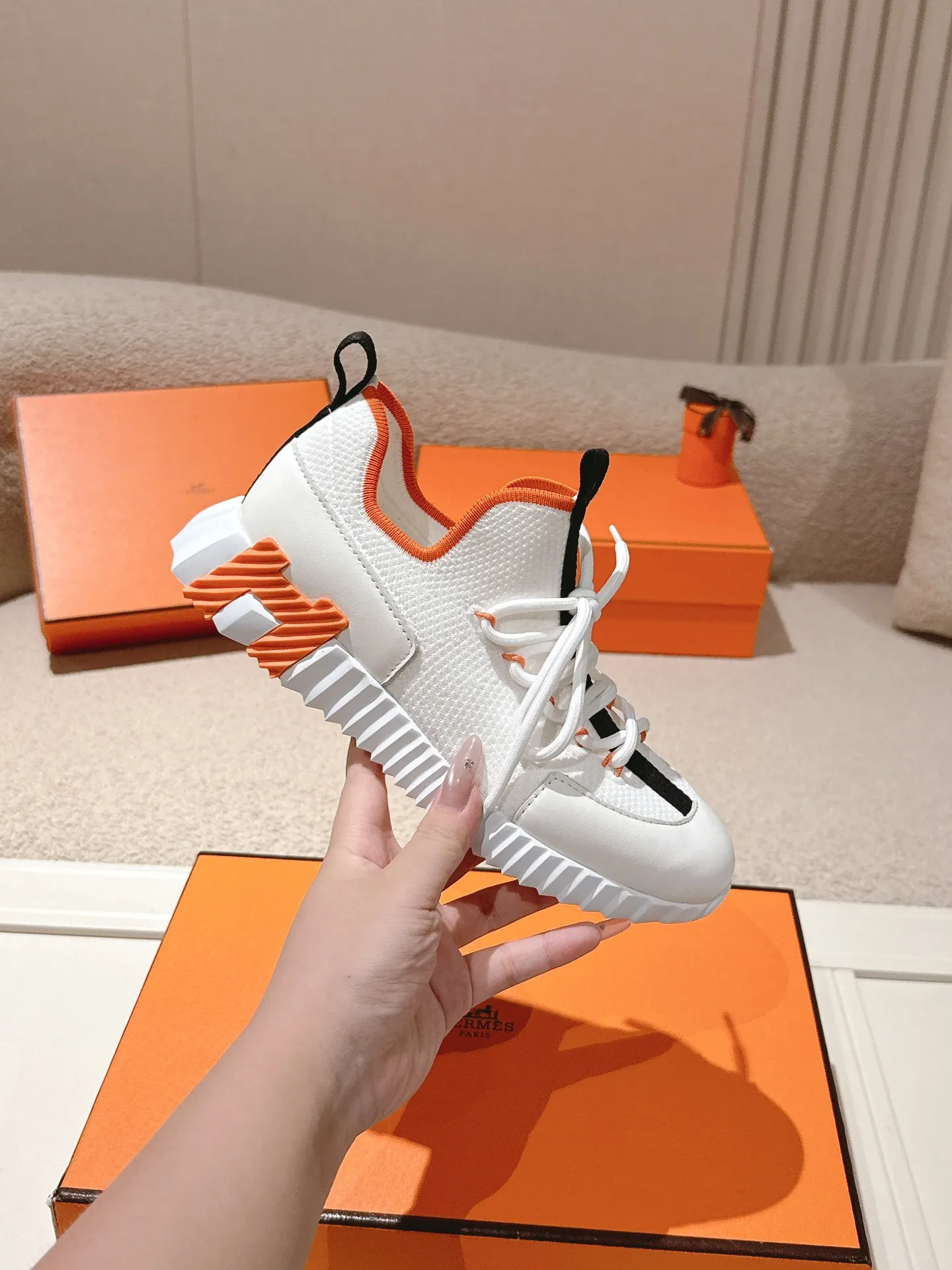 实价不让利P280！Hermes 顶级版本# 爱马仕H家经典情侣款 休闲运动鞋 情侣款休闲之履运动老爹鞋结合高科技帆布与麂皮山羊皮，在橡胶鞋底上饰以夸张&ldquo;H&rdquo;字母，斜体设计和鲜艳色彩展现活力，延续品牌设计灵感。轻盈漫步都市，感受无拘舒适。 配送专柜精美包装🛍📦 面料：原版材质特殊布料和牛反绒/牛皮 内里：定制透气网面 大底：开模TPU+橡胶发泡材质 底厚：3CM 码数：35-45