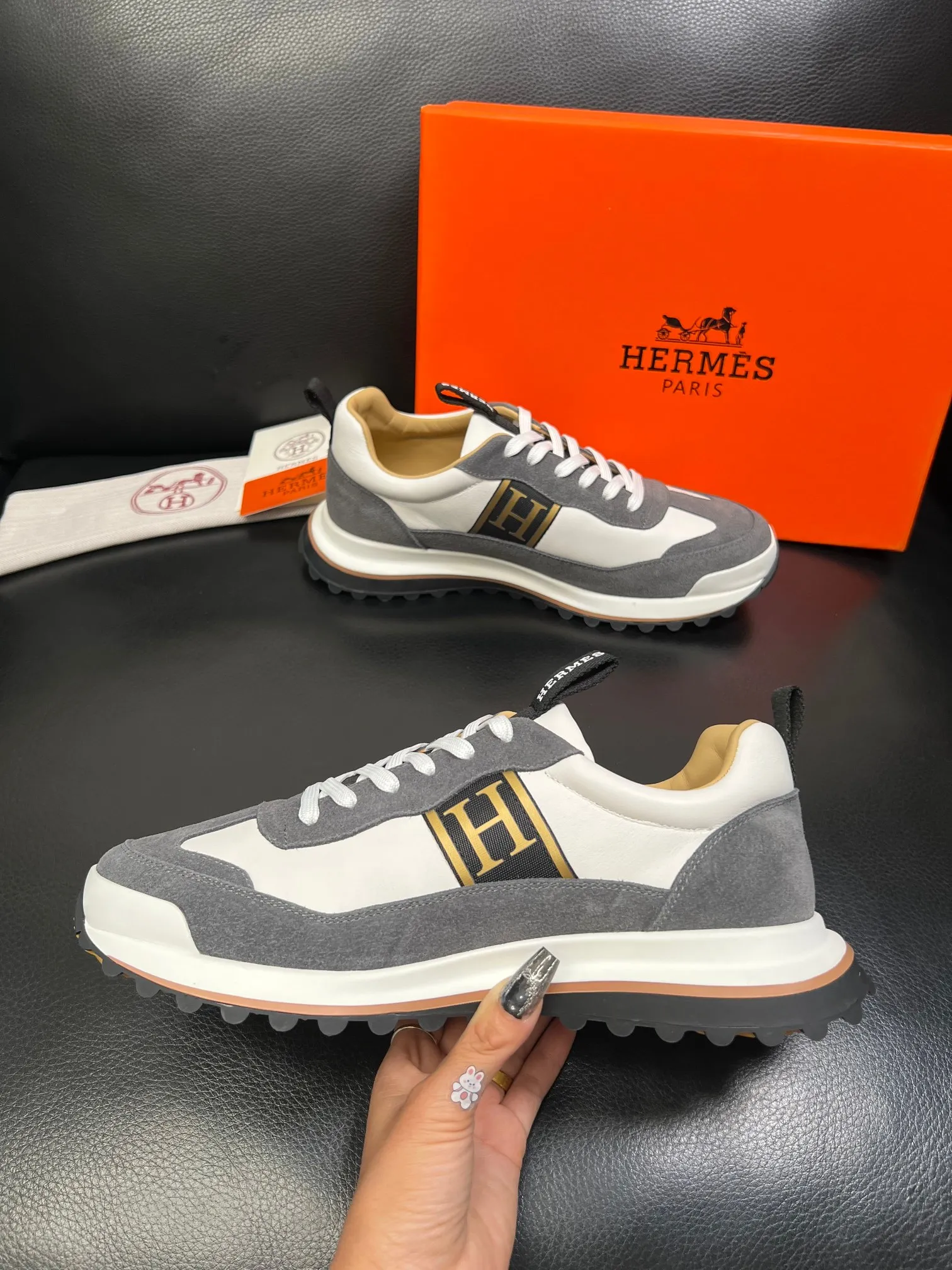 P250 Hermes 高品质 顶级工艺品 爱马仕 专柜同步发售原厂配置，意大利进口原版牛皮面料，高品质拼接工艺，全进口水染牛皮里垫，鞋底：原厂特供原版底超级舒适，原厂跟单货 欢迎对比，码数 39-44（ 订做 38 45 ）