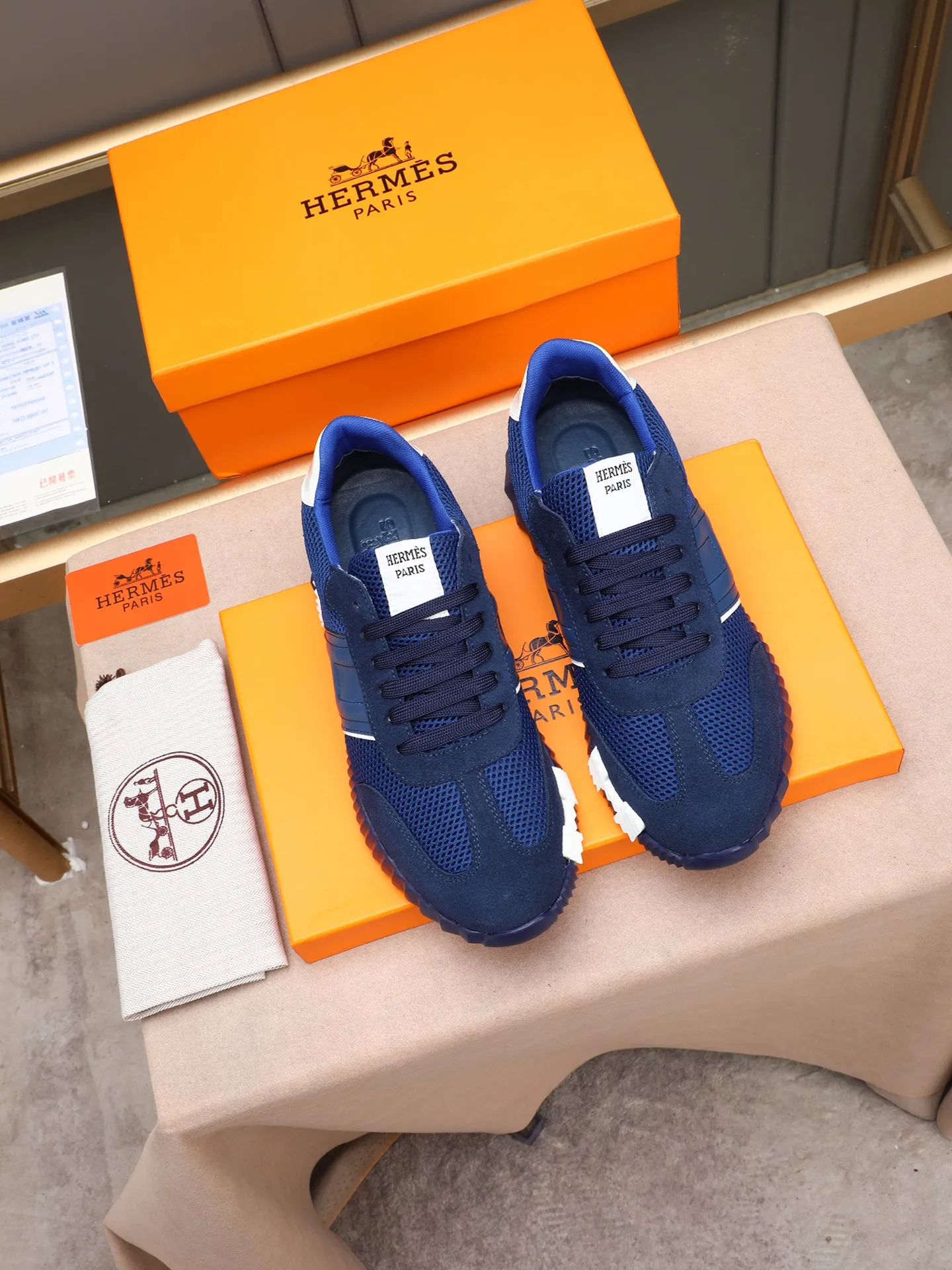 P210。H爱马仕运动鞋撞色系列，男士休闲运动鞋，鞋面小牛皮➕头层磨砂拼接打造，舒适透气羊里！质感十足，轻盈鞋底装饰撞色图案，打造百搭时尚风格。 Size：38-44（45定做）