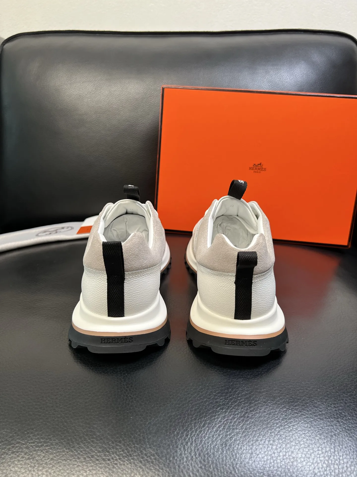 P250 Hermes 高品质 顶级代购 爱马仕 专柜同步发售原厂配置，意大利进口原版牛皮面料，高品质拼接工艺，全进口水染牛皮里垫，鞋底：原厂特供原版底超级舒适，原厂跟单货 欢迎对比，码数 38-44（ 订做 45 ）