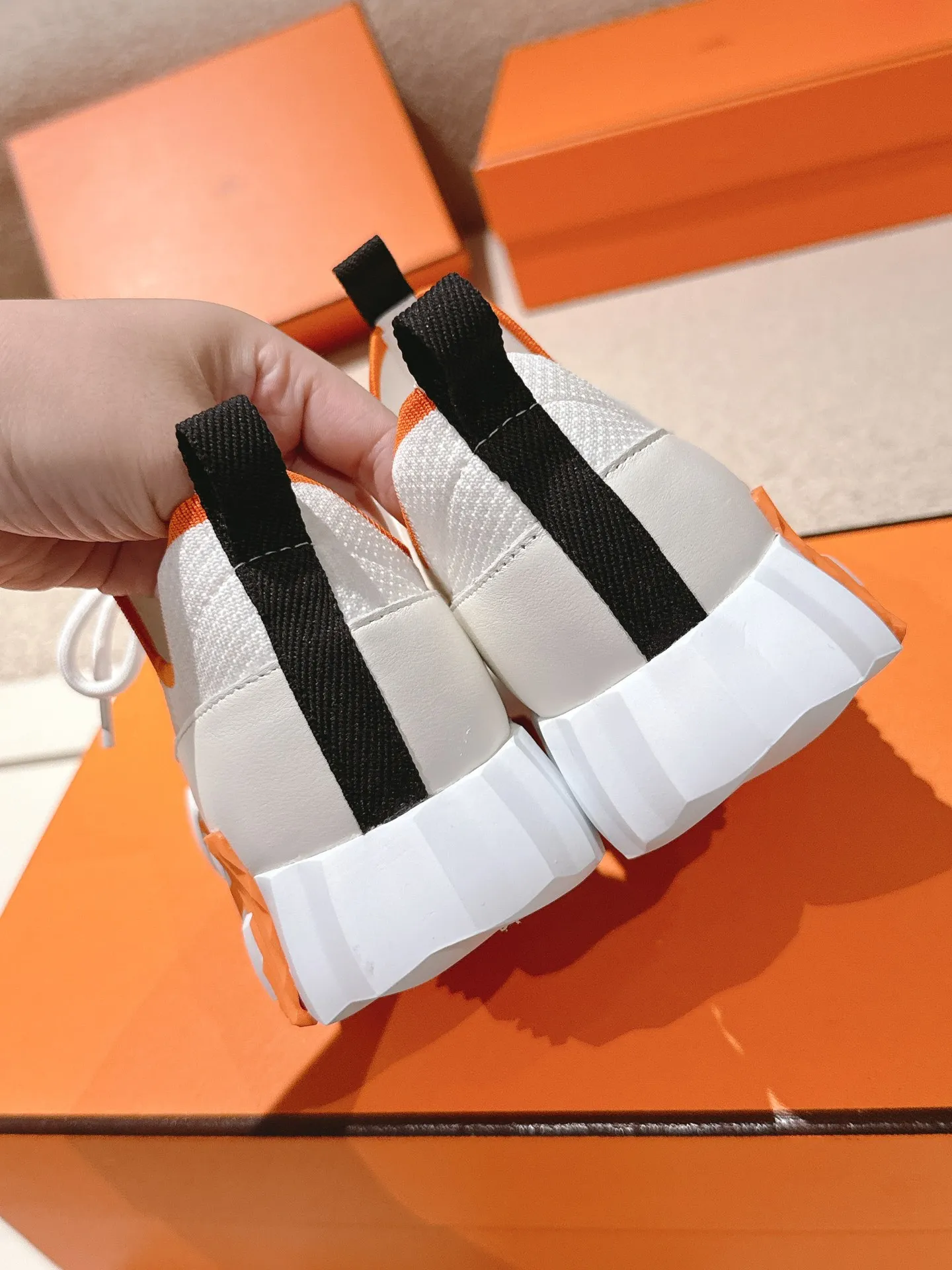 实价不让利P280!Hermes 顶级版本# 爱马仕H家经典情侣款 休闲运动鞋 情侣款休闲之履运动老爹鞋结合高科技帆布与麂皮山羊皮,在橡胶鞋底上饰以夸张“H”字母,斜体设计和鲜艳色彩展现活力,延续品牌设计灵感。轻盈漫步都市,感受无拘舒适。 配送专柜精美包装🛍📦 面料:原版材质特殊布料和牛反绒/牛皮 内里:定制透气网面 大底:开模TPU+橡胶发泡材质 底厚:3CM 码数:35-45