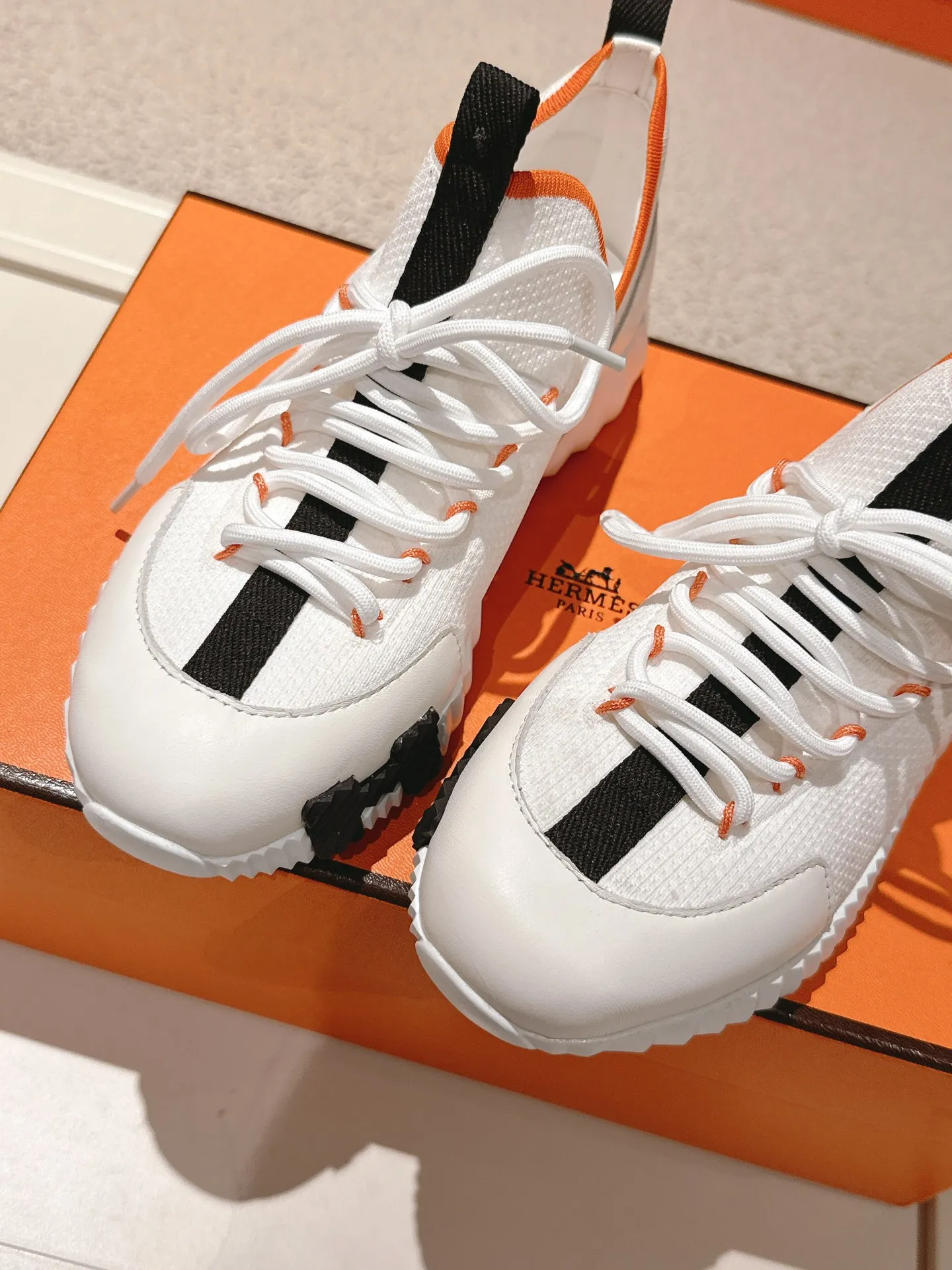 实价不让利P280!Hermes 顶级版本# 爱马仕H家经典情侣款 休闲运动鞋 情侣款休闲之履运动老爹鞋结合高科技帆布与麂皮山羊皮,在橡胶鞋底上饰以夸张“H”字母,斜体设计和鲜艳色彩展现活力,延续品牌设计灵感。轻盈漫步都市,感受无拘舒适。 配送专柜精美包装🛍📦 面料:原版材质特殊布料和牛反绒/牛皮 内里:定制透气网面 大底:开模TPU+橡胶发泡材质 底厚:3CM 码数:35-45
