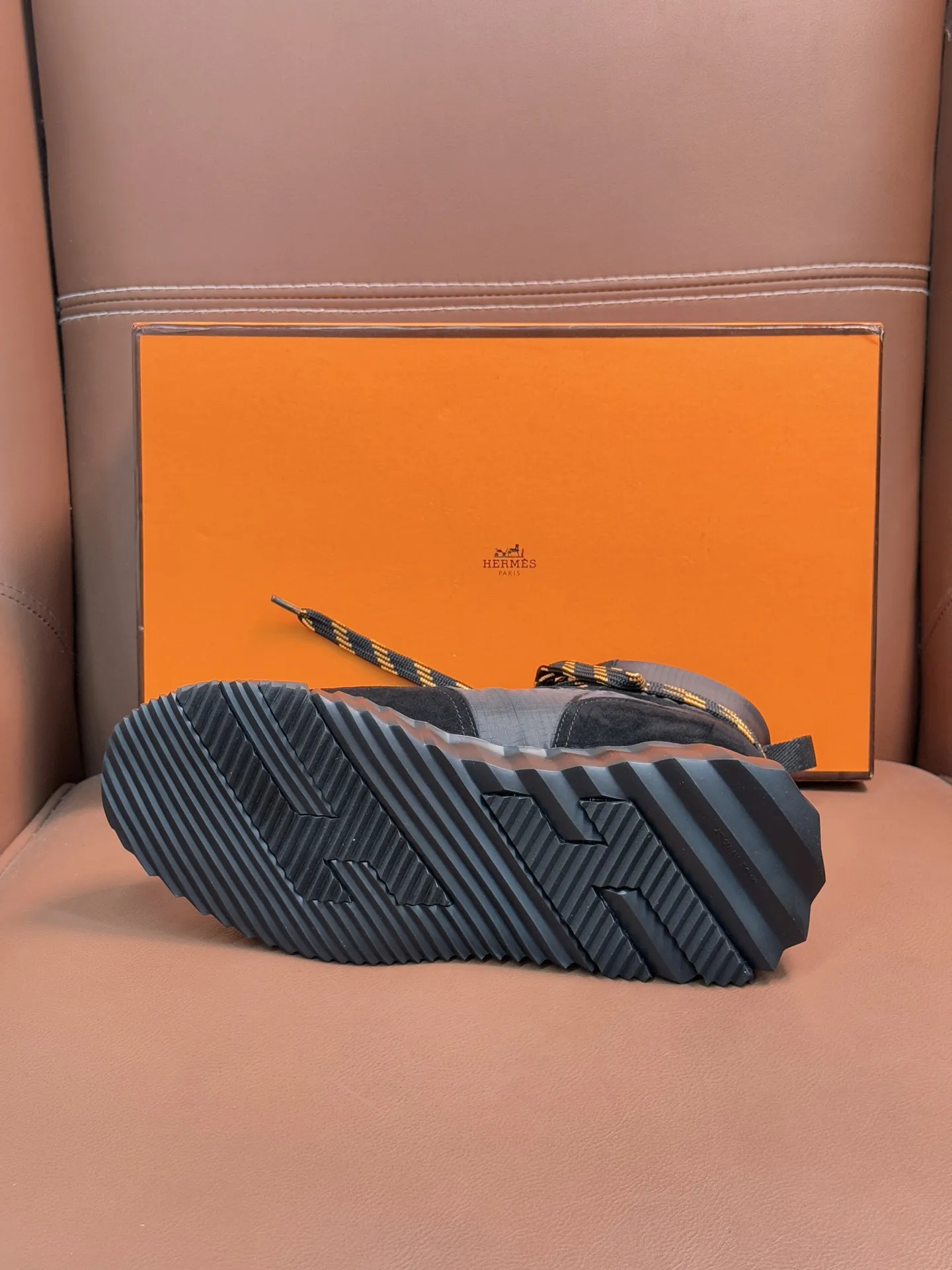 💰370 H 爱马仕高端奢品,男士高帮休闲运动鞋,头层磨砂牛皮拼接防水布,精品级别,打造现代都会风格!进口小牛皮内里,柔软舒适,TPU大底 轻便舒适,精品级别! Size:38-44(45定做)