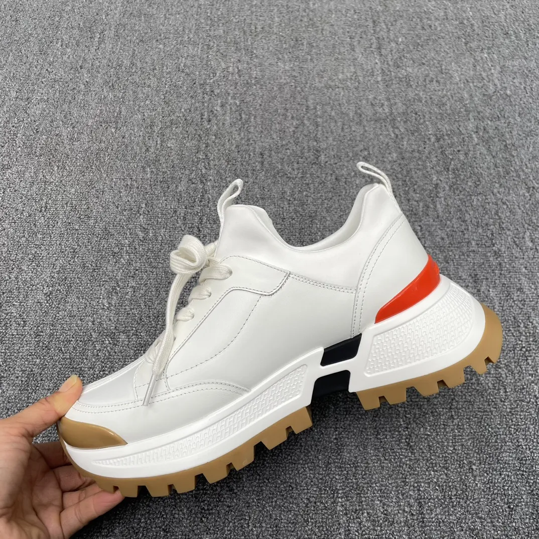 HERMES/爱马仕**运动男鞋 鞋面采用印花高科技泽西织物和小牛皮运动鞋。 超大鞋底装饰几何图案，饰有标志性&ldquo;H&rdquo;细节，打造户外运动风格。 蜂蜜色橡胶鞋底 白色橡胶中底，黑色和橙色橡胶嵌饰苔原绿色羊羔皮内底黑色高科技帆布内衬！ 尺码：39-40-41-42-43-44（38.45订做） 批370