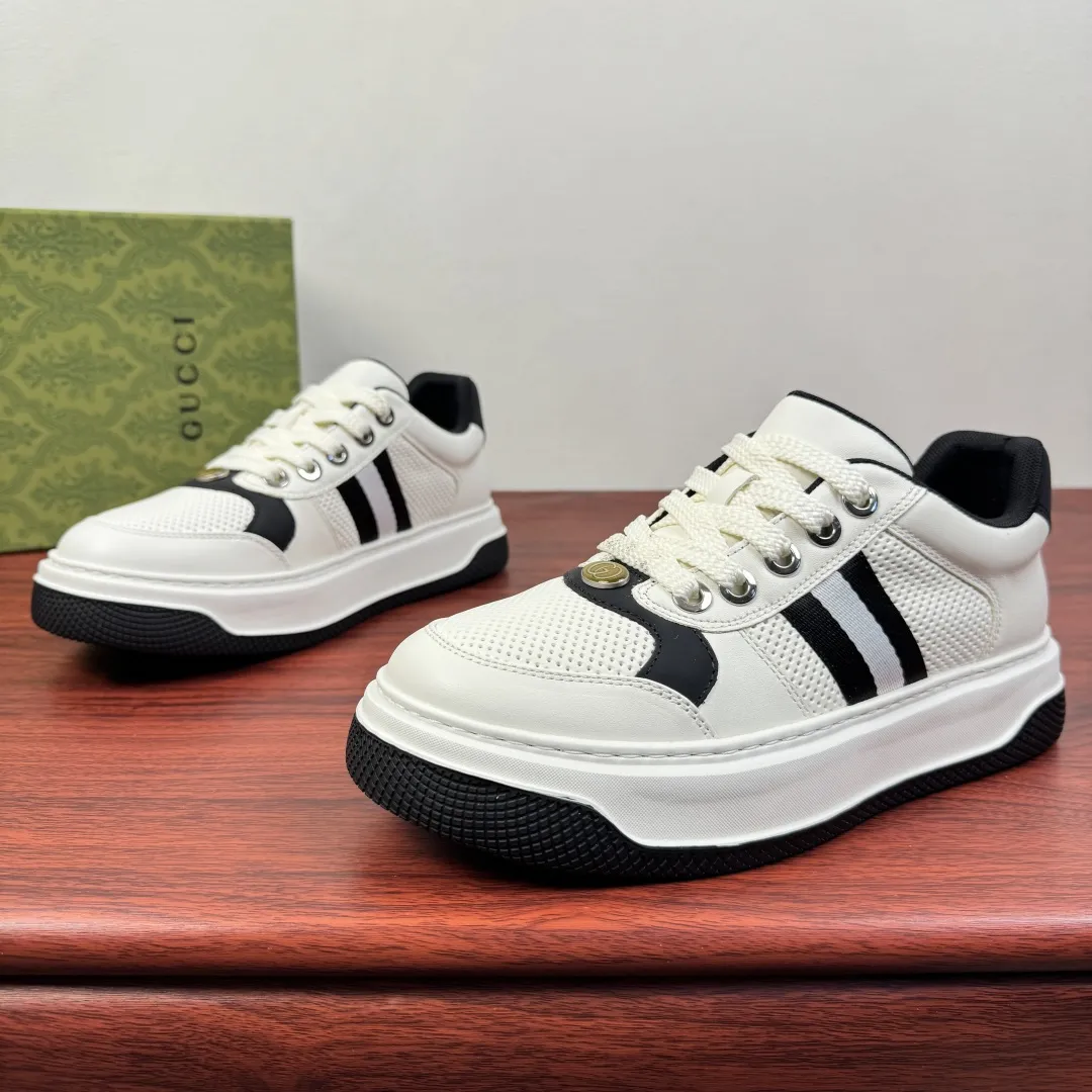 批380 Gucci/古驰 新款厚底男士小白鞋出货! 将复古格调与现代潮流完美融合。精选透气网眼与细腻皮革拼接,兼顾舒适与质感,标志性织带元素点缀鞋身,经典红绿、黑白配色碰撞出高级辨识度。厚底廓形巧妙修饰腿型,行走间自带轻盈感,粗麻绳鞋带与金属扣眼细节拉满,复古氛围扑面而来。无论是搭配西装裤还是牛仔裙,都能轻松驾驭通勤、约会等多元场景,马年焕新鞋柜,用这双鞋解锁意式优雅,让每一步都成为行走的时尚注脚,低调中彰显不凡品味。三色可选满足不同搭配需求,全套包装! 尺码:39-40-41-42-43-44皮鞋尺码 (可定制38.45.46) 货号:G852 白黑