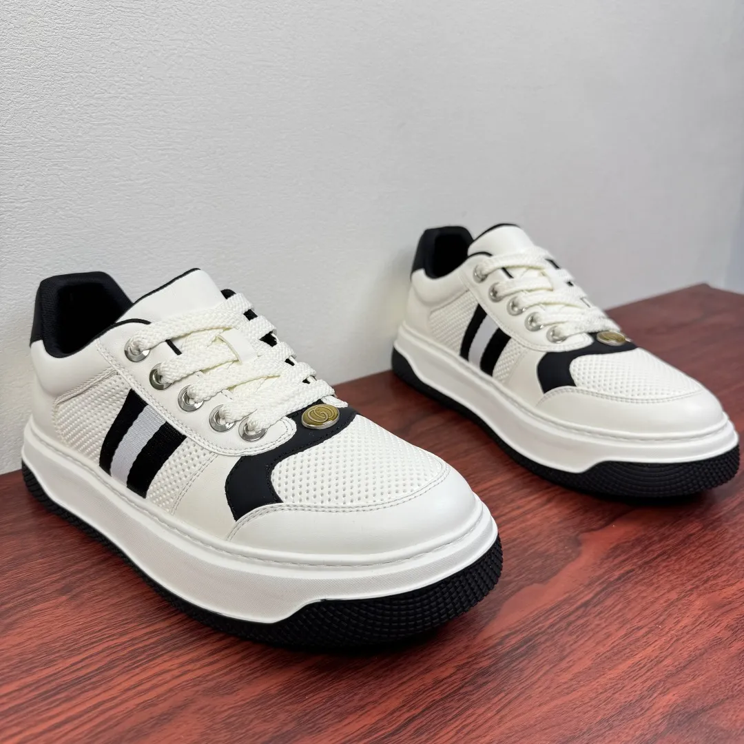 批380 Gucci/古驰 新款厚底男士小白鞋出货! 将复古格调与现代潮流完美融合。精选透气网眼与细腻皮革拼接,兼顾舒适与质感,标志性织带元素点缀鞋身,经典红绿、黑白配色碰撞出高级辨识度。厚底廓形巧妙修饰腿型,行走间自带轻盈感,粗麻绳鞋带与金属扣眼细节拉满,复古氛围扑面而来。无论是搭配西装裤还是牛仔裙,都能轻松驾驭通勤、约会等多元场景,马年焕新鞋柜,用这双鞋解锁意式优雅,让每一步都成为行走的时尚注脚,低调中彰显不凡品味。三色可选满足不同搭配需求,全套包装! 尺码:39-40-41-42-43-44皮鞋尺码 (可定制38.45.46) 货号:G852 白黑