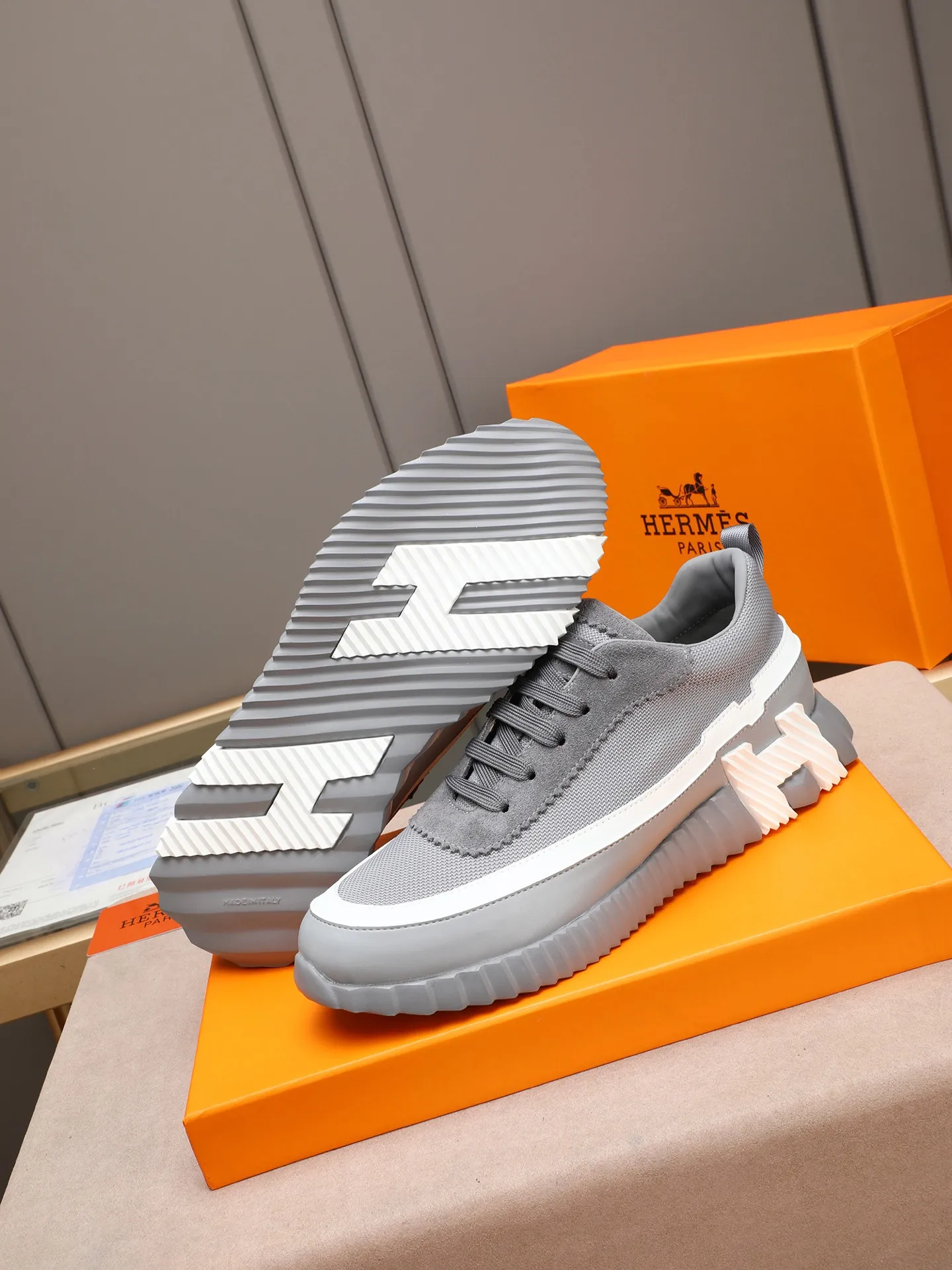 P210。H爱马仕运动鞋撞色系列，男士休闲运动鞋，鞋面小牛皮➕头层磨砂拼接打造，舒适透气羊里！质感十足，轻盈鞋底装饰撞色图案，打造百搭时尚风格。 Size：38-44（45定做）