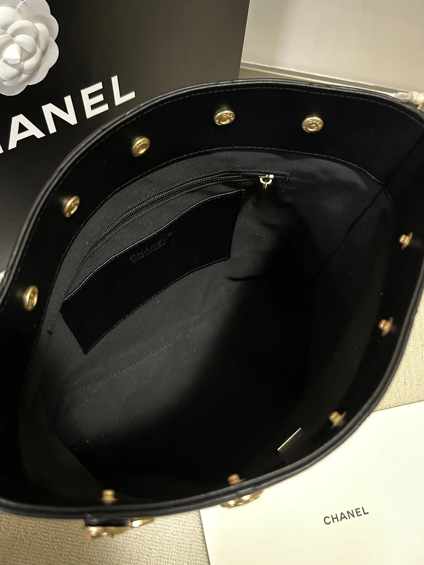 大号💰238包邮‼️ 香奈儿金币hobo大号 整体水桶型的包型 容量大 适合日常使用 有光泽手感柔软黑金配色 复古百搭上身时髦酷飒 简约大气可单肩 可斜挎 适合日常通勤或者出门逛街背 非常复古耐看🔥 型号:517大号 尺寸:28*13*28cm