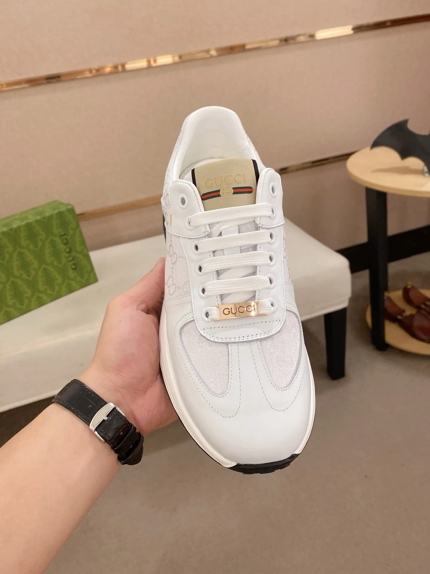 工厂价 200💰🇮🇹🇮🇹GUCCI(古奇)顶级🔍🔍新款专柜同步发售，鞋面🇮🇹意大利进口头层牛皮，全进口羊皮内里💪💪，完全1⃣️比1⃣️复刻🇮🇹💪💪，⚠鞋底：原厂特供原版底，独家活动成型底超级舒适，⚠原厂跟单货，🔍🔍高品质，可随意进出专柜，欢迎对比⚠。码数:38-44(45定做不退换)