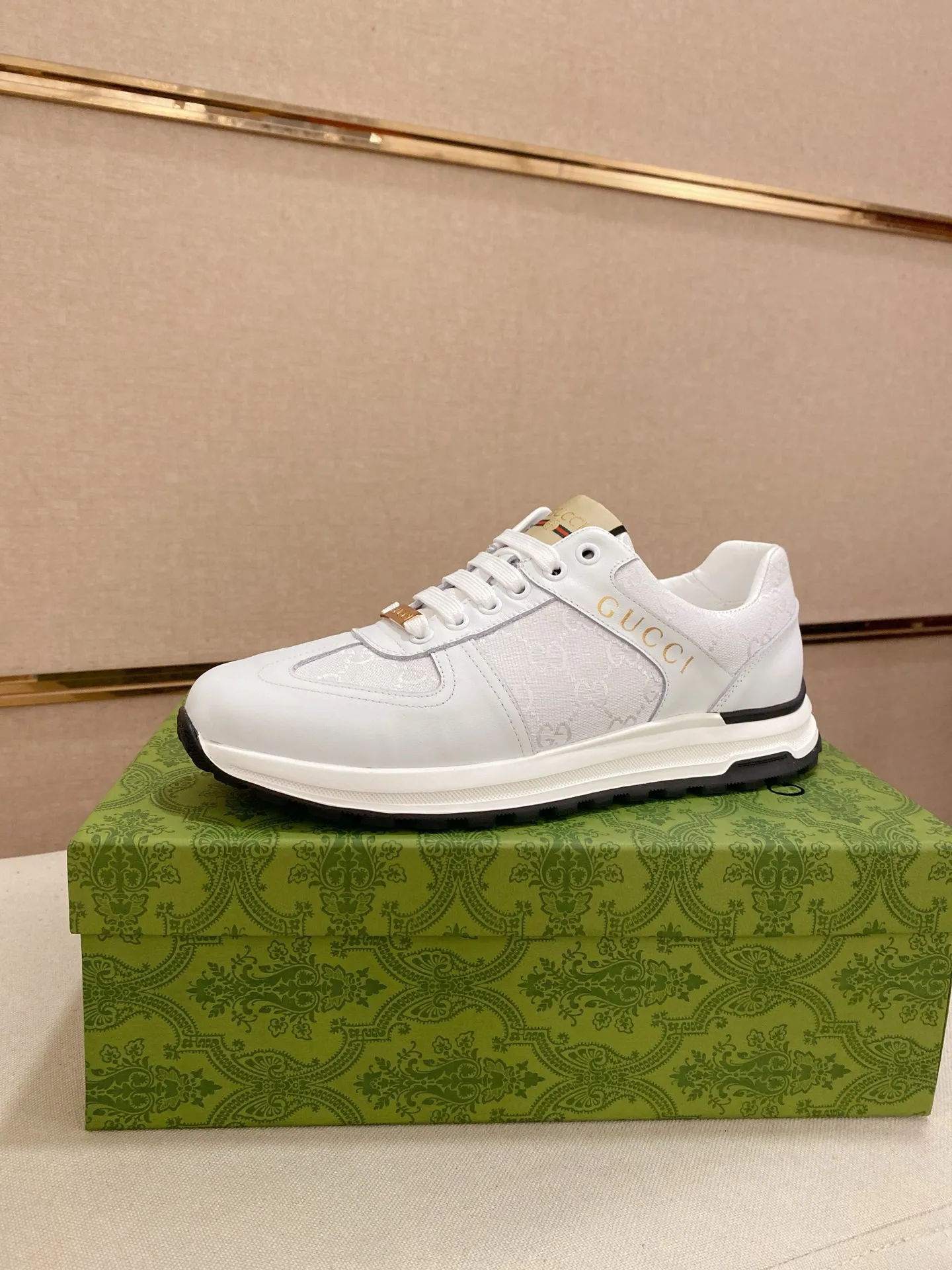 工厂价 200💰🇮🇹🇮🇹GUCCI(古奇)顶级🔍🔍新款专柜同步发售，鞋面🇮🇹意大利进口头层牛皮，全进口羊皮内里💪💪，完全1⃣️比1⃣️复刻🇮🇹💪💪，⚠鞋底：原厂特供原版底，独家活动成型底超级舒适，⚠原厂跟单货，🔍🔍高品质，可随意进出专柜，欢迎对比⚠。码数:38-44(45定做不退换)