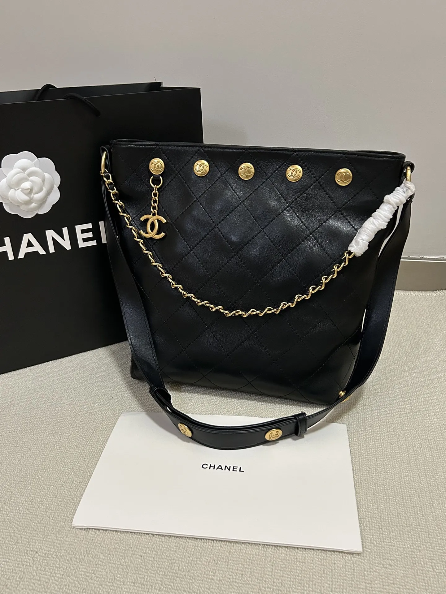 大号💰238包邮‼️ 香奈儿金币hobo大号 整体水桶型的包型 容量大 适合日常使用 有光泽手感柔软黑金配色 复古百搭上身时髦酷飒 简约大气可单肩 可斜挎 适合日常通勤或者出门逛街背 非常复古耐看🔥 型号：517大号 尺寸：28*13*28cm