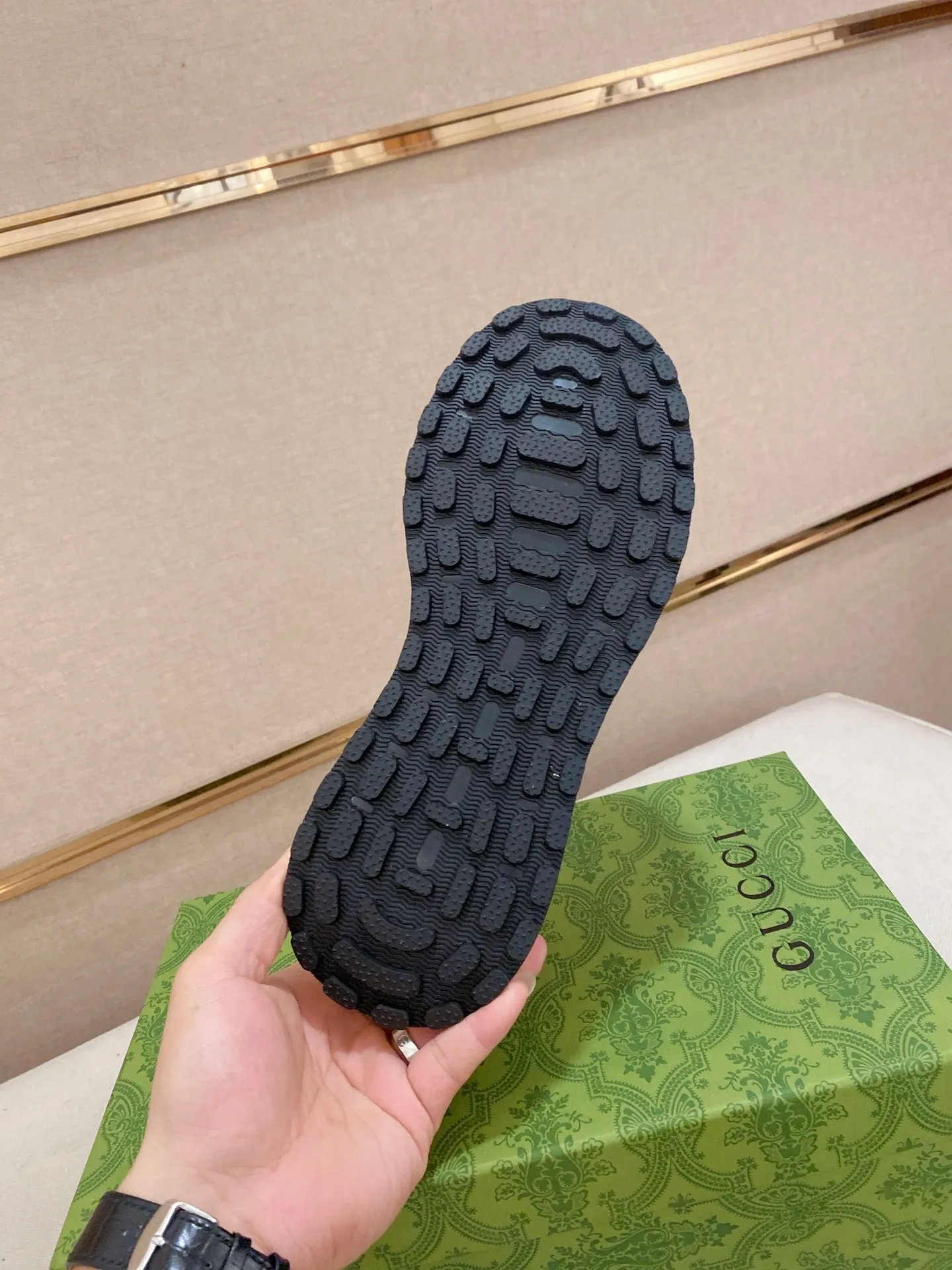 工厂价 200💰🇮🇹🇮🇹GUCCI(古奇)顶级🔍🔍新款专柜同步发售,鞋面🇮🇹意大利进口头层牛皮,全进口羊皮内里💪💪,完全1⃣️比1⃣️复刻🇮🇹💪💪,⚠鞋底:原厂特供原版底,独家活动成型底超级舒适,⚠原厂跟单货,🔍🔍高品质,可随意进出专柜,欢迎对比⚠。码数:38-44(45定做不退换)