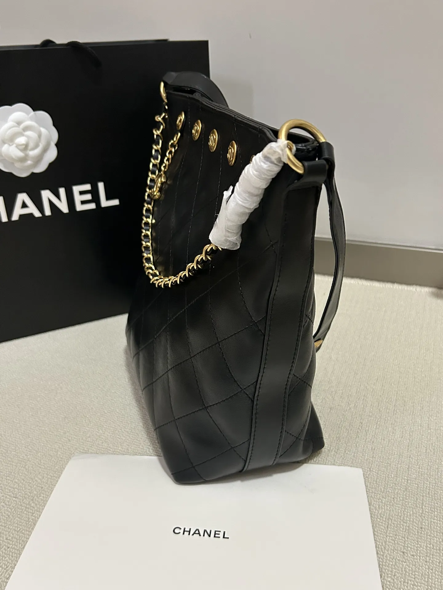 大号💰238包邮‼️ 香奈儿金币hobo大号 整体水桶型的包型 容量大 适合日常使用 有光泽手感柔软黑金配色 复古百搭上身时髦酷飒 简约大气可单肩 可斜挎 适合日常通勤或者出门逛街背 非常复古耐看🔥 型号:517大号 尺寸:28*13*28cm