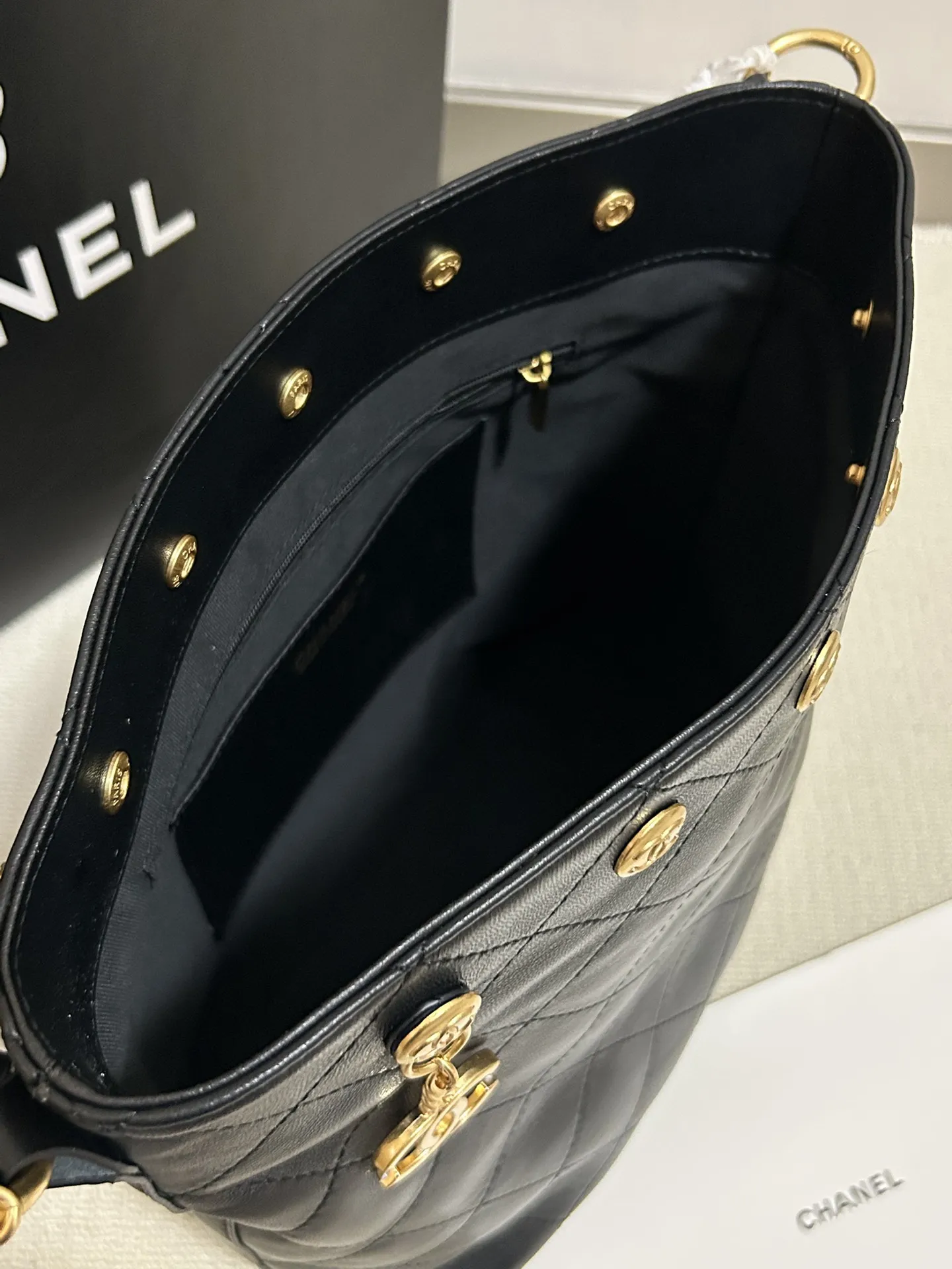 大号💰238包邮‼️ 香奈儿金币hobo大号 整体水桶型的包型 容量大 适合日常使用 有光泽手感柔软黑金配色 复古百搭上身时髦酷飒 简约大气可单肩 可斜挎 适合日常通勤或者出门逛街背 非常复古耐看🔥 型号:517大号 尺寸:28*13*28cm