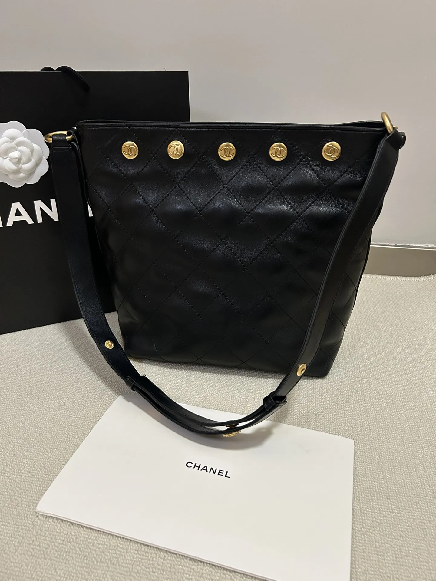 大号💰238包邮‼️ 香奈儿金币hobo大号 整体水桶型的包型 容量大 适合日常使用 有光泽手感柔软黑金配色 复古百搭上身时髦酷飒 简约大气可单肩 可斜挎 适合日常通勤或者出门逛街背 非常复古耐看🔥 型号：517大号 尺寸：28*13*28cm