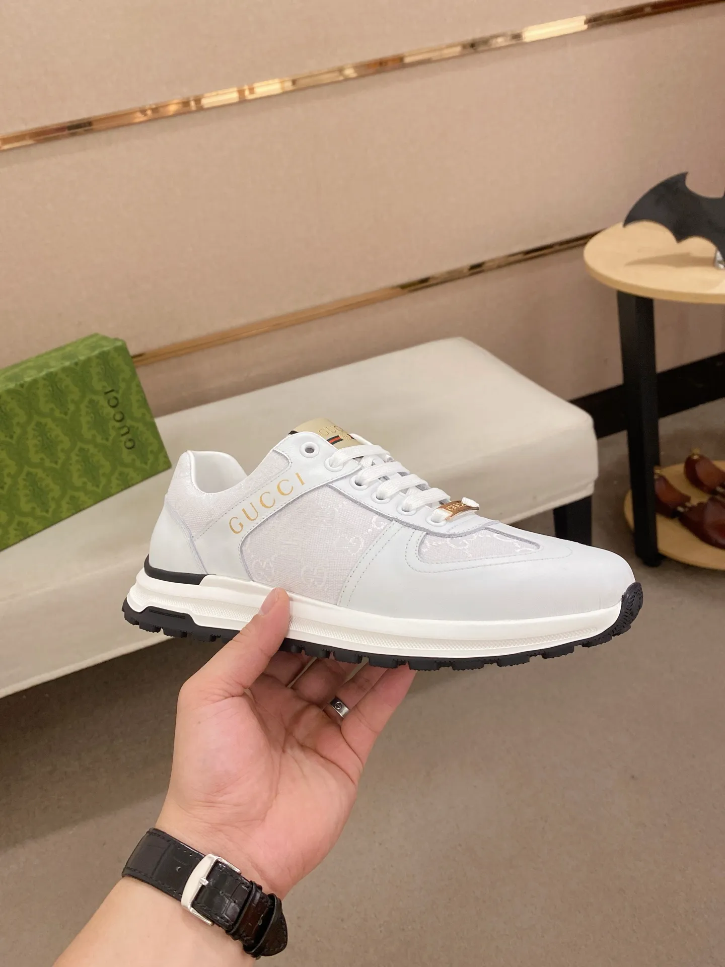 工厂价 200💰🇮🇹🇮🇹GUCCI(古奇)顶级🔍🔍新款专柜同步发售,鞋面🇮🇹意大利进口头层牛皮,全进口羊皮内里💪💪,完全1⃣️比1⃣️复刻🇮🇹💪💪,⚠鞋底:原厂特供原版底,独家活动成型底超级舒适,⚠原厂跟单货,🔍🔍高品质,可随意进出专柜,欢迎对比⚠。码数:38-44(45定做不退换)