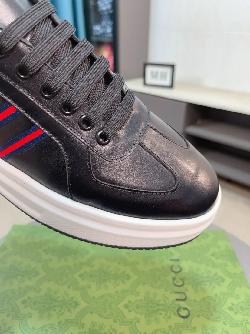 出厂价220🌹🌹GUCCI【古奇】新款男鞋高端品牌，最新時尚休闲男鞋，潮流百搭之款，轻松运动风，鞋面意大利进口头层牛皮 真皮内里 加超精细做工。原版个性时尚橡胶耐磨大底，上脚轻巧舒适，码数38-44