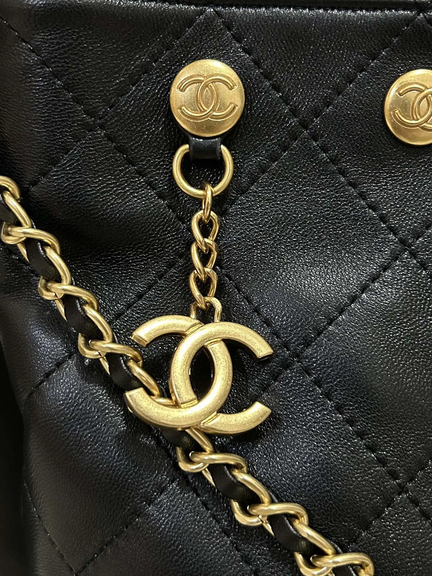 大号💰238包邮‼️ 香奈儿金币hobo大号 整体水桶型的包型 容量大 适合日常使用 有光泽手感柔软黑金配色 复古百搭上身时髦酷飒 简约大气可单肩 可斜挎 适合日常通勤或者出门逛街背 非常复古耐看🔥 型号：517大号 尺寸：28*13*28cm