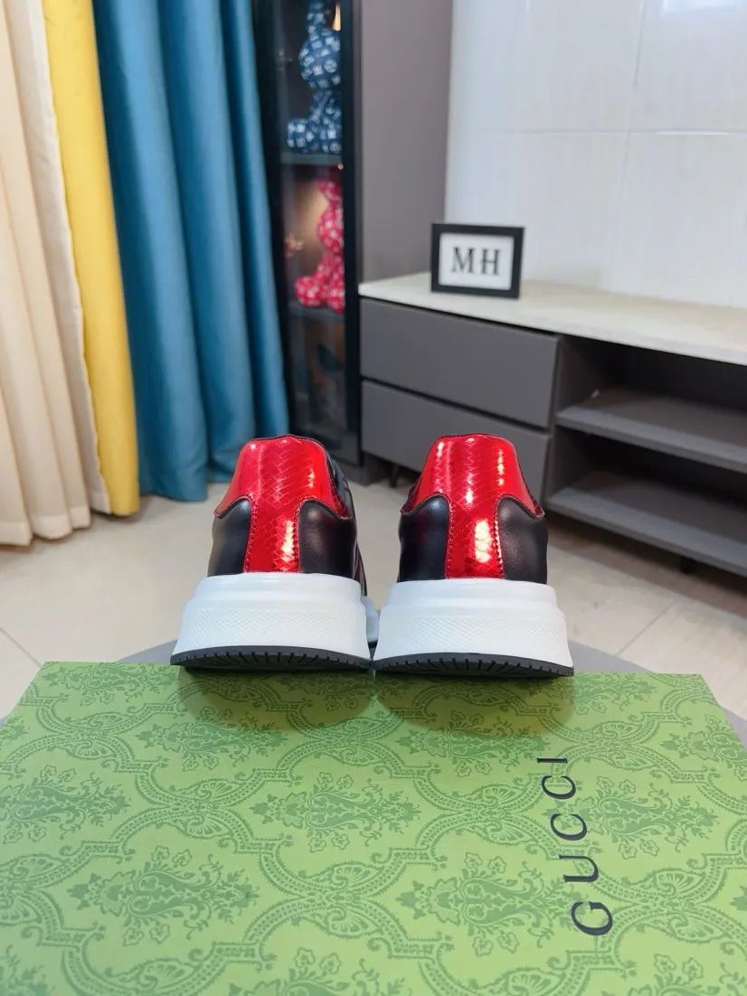 出厂价220🌹🌹GUCCI【古奇】新款男鞋高端品牌,最新時尚休闲男鞋,潮流百搭之款,轻松运动风,鞋面意大利进口头层牛皮 真皮内里 加超精细做工。原版个性时尚橡胶耐磨大底,上脚轻巧舒适,码数38-44