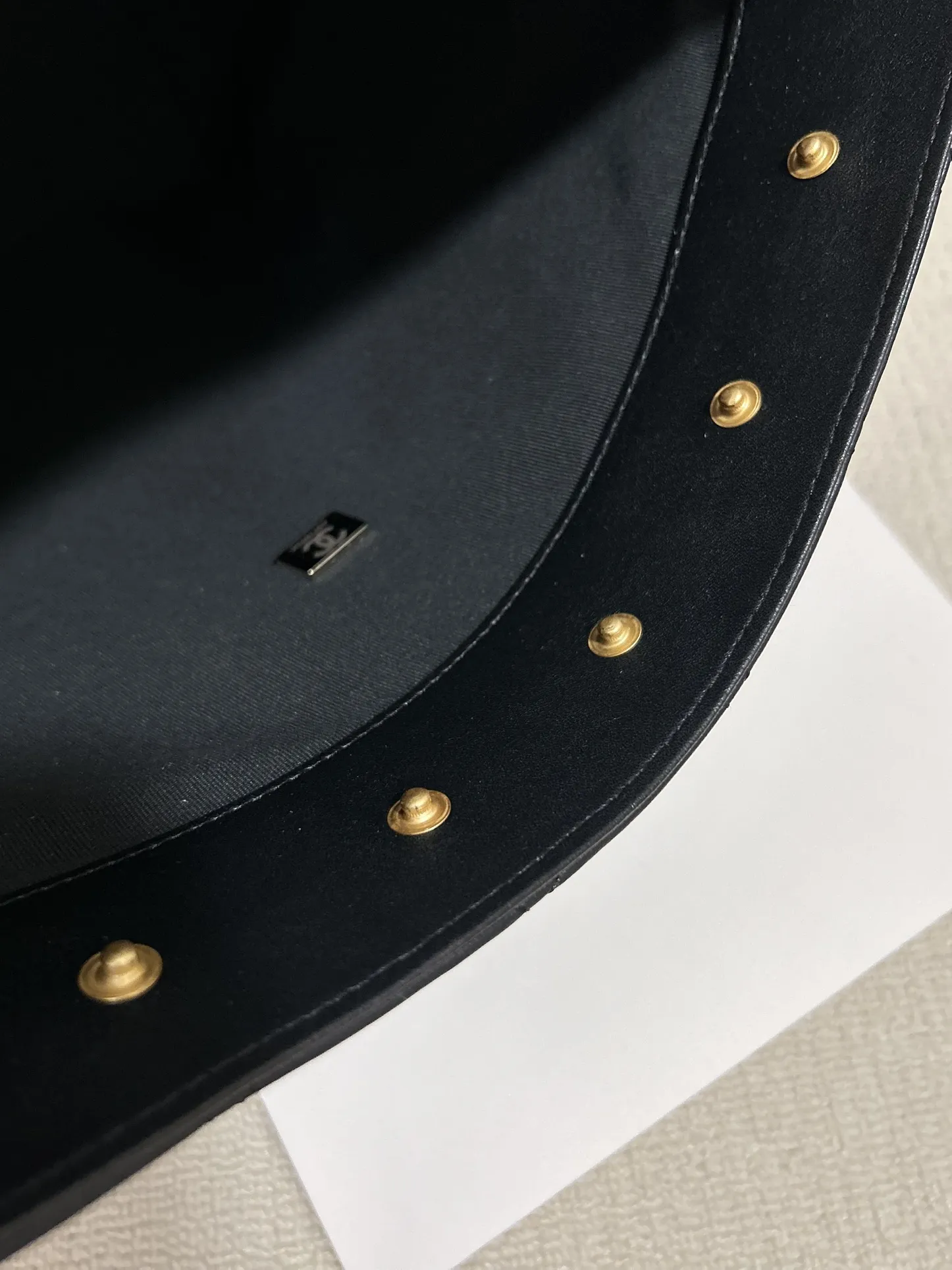 大号💰238包邮‼️ 香奈儿金币hobo大号 整体水桶型的包型 容量大 适合日常使用 有光泽手感柔软黑金配色 复古百搭上身时髦酷飒 简约大气可单肩 可斜挎 适合日常通勤或者出门逛街背 非常复古耐看🔥 型号:517大号 尺寸:28*13*28cm