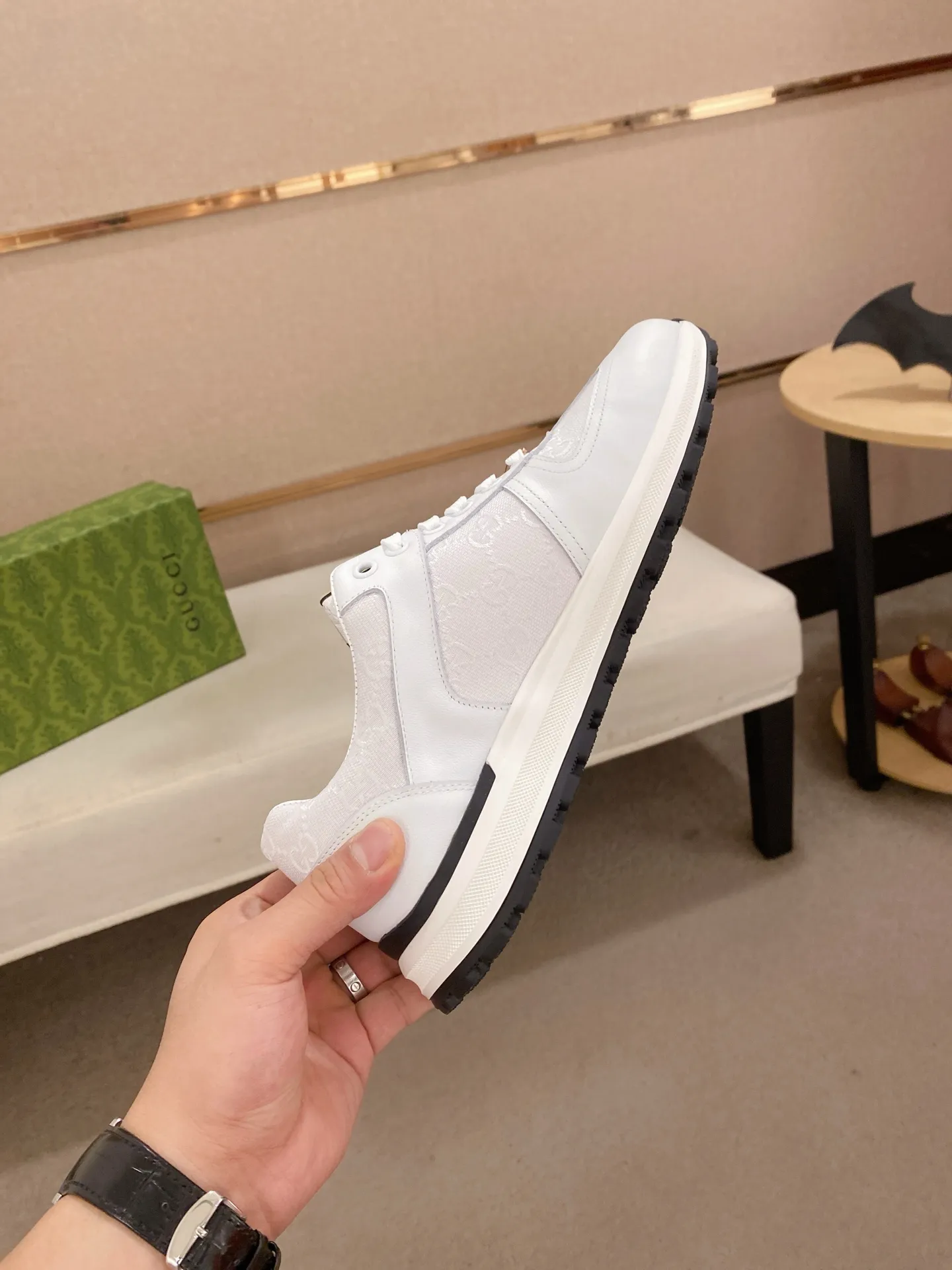 工厂价 200💰🇮🇹🇮🇹GUCCI(古奇)顶级🔍🔍新款专柜同步发售,鞋面🇮🇹意大利进口头层牛皮,全进口羊皮内里💪💪,完全1⃣️比1⃣️复刻🇮🇹💪💪,⚠鞋底:原厂特供原版底,独家活动成型底超级舒适,⚠原厂跟单货,🔍🔍高品质,可随意进出专柜,欢迎对比⚠。码数:38-44(45定做不退换)