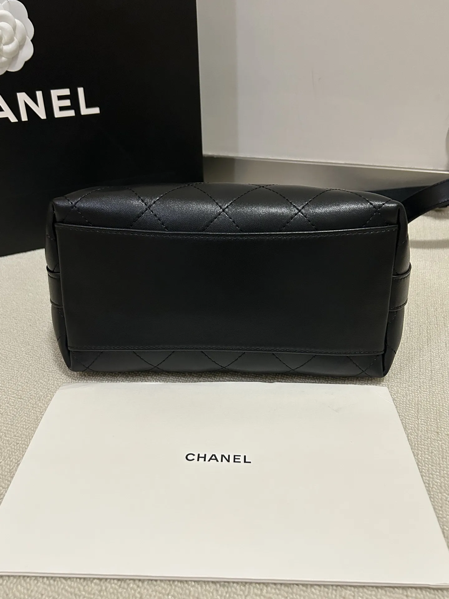 大号💰238包邮‼️ 香奈儿金币hobo大号 整体水桶型的包型 容量大 适合日常使用 有光泽手感柔软黑金配色 复古百搭上身时髦酷飒 简约大气可单肩 可斜挎 适合日常通勤或者出门逛街背 非常复古耐看🔥 型号:517大号 尺寸:28*13*28cm