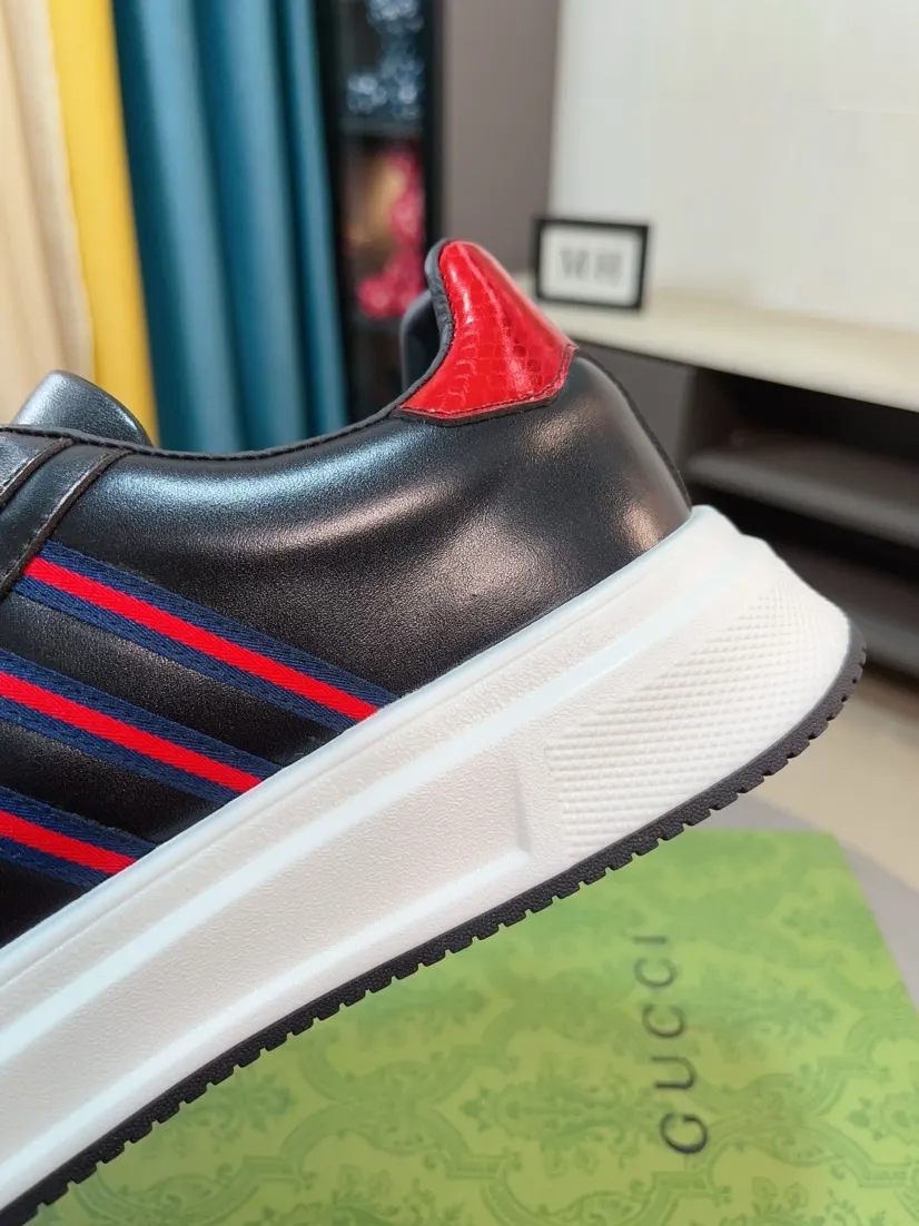 出厂价220🌹🌹GUCCI【古奇】新款男鞋高端品牌，最新時尚休闲男鞋，潮流百搭之款，轻松运动风，鞋面意大利进口头层牛皮 真皮内里 加超精细做工。原版个性时尚橡胶耐磨大底，上脚轻巧舒适，码数38-44