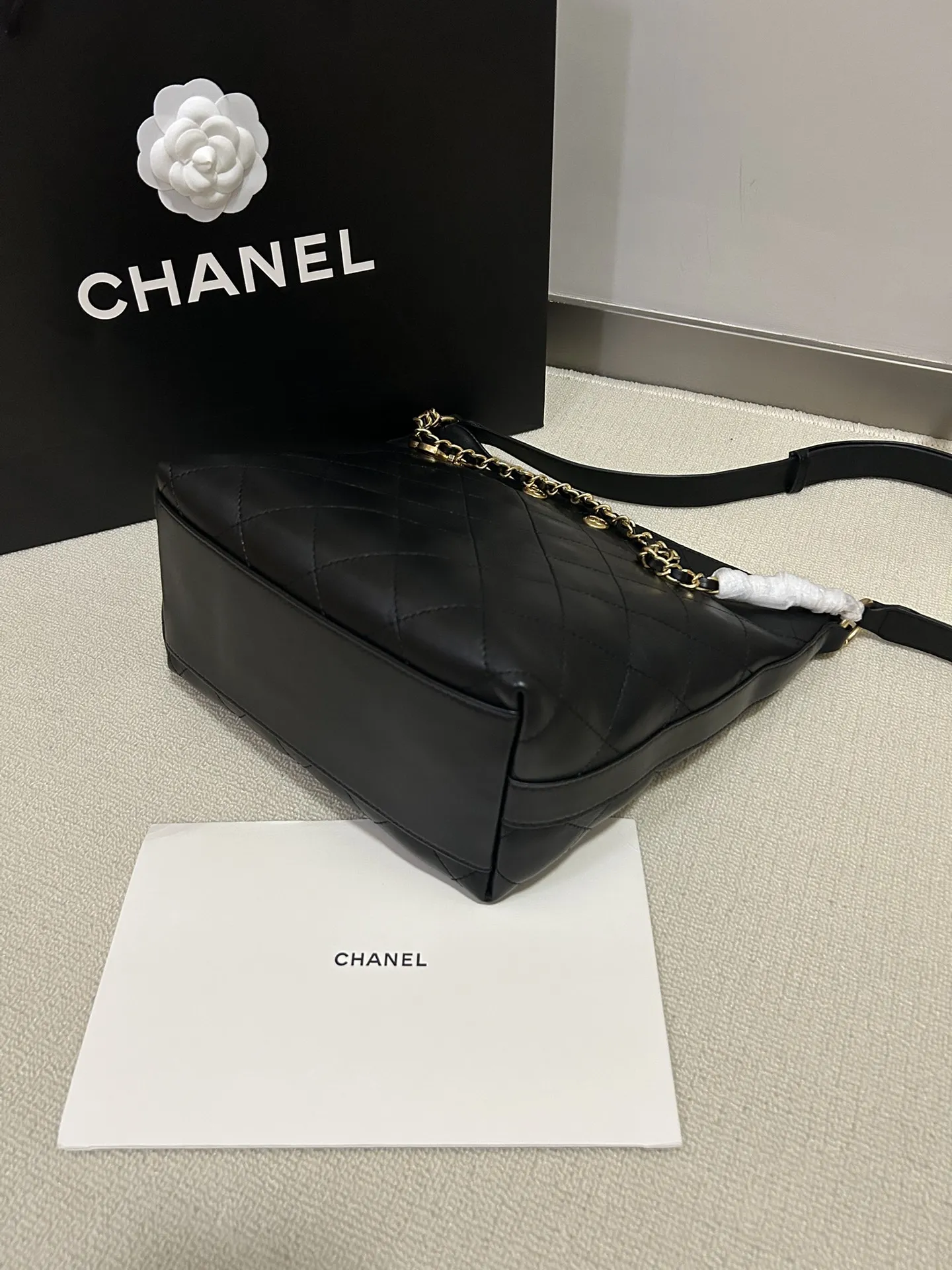 大号💰238包邮‼️ 香奈儿金币hobo大号 整体水桶型的包型 容量大 适合日常使用 有光泽手感柔软黑金配色 复古百搭上身时髦酷飒 简约大气可单肩 可斜挎 适合日常通勤或者出门逛街背 非常复古耐看🔥 型号:517大号 尺寸:28*13*28cm