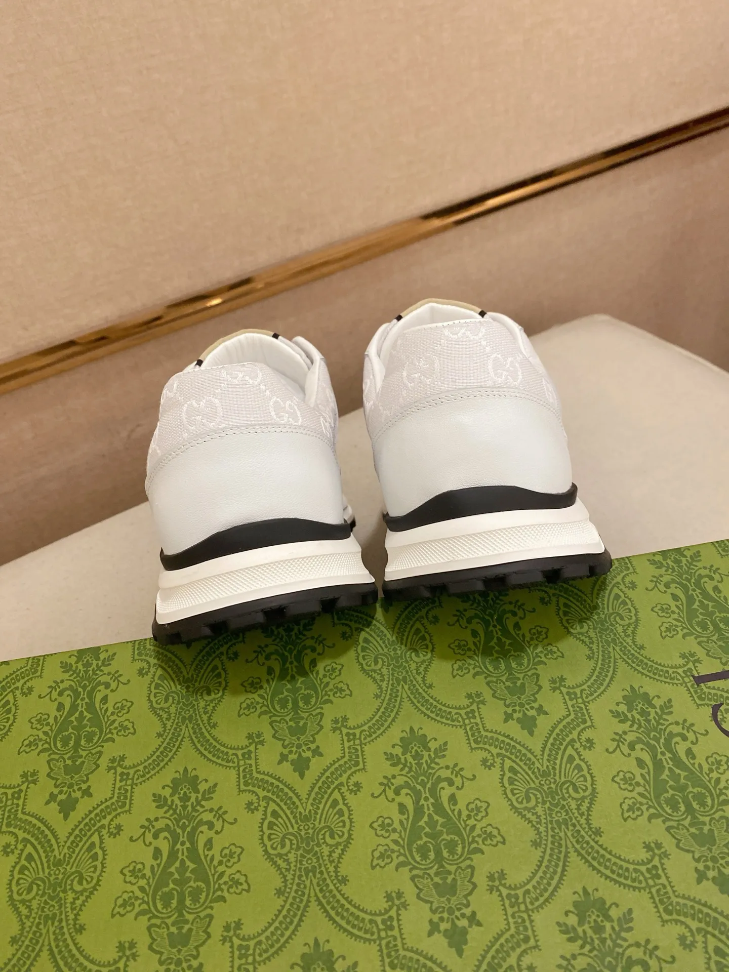 工厂价 200💰🇮🇹🇮🇹GUCCI(古奇)顶级🔍🔍新款专柜同步发售，鞋面🇮🇹意大利进口头层牛皮，全进口羊皮内里💪💪，完全1⃣️比1⃣️复刻🇮🇹💪💪，⚠鞋底：原厂特供原版底，独家活动成型底超级舒适，⚠原厂跟单货，🔍🔍高品质，可随意进出专柜，欢迎对比⚠。码数:38-44(45定做不退换)