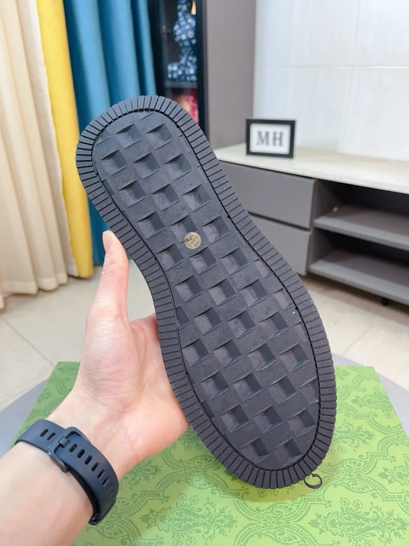 出厂价220🌹🌹GUCCI【古奇】新款男鞋高端品牌,最新時尚休闲男鞋,潮流百搭之款,轻松运动风,鞋面意大利进口头层牛皮 真皮内里 加超精细做工。原版个性时尚橡胶耐磨大底,上脚轻巧舒适,码数38-44