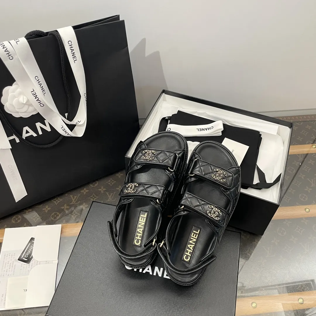 ✅🍿️💰160（配送全套包装） 香奈儿凉鞋 𝗖𝗛*𝗔𝗡𝗟||小香最新款魔术贴 拖鞋款‼️ ⇢✈鞋面：原版1:1定制进口高光羊皮～菱格电绣工艺～饱满有质感！ ⇢✈内里//垫脚：进口哑光羊皮【烫金logo均匀清晰效果与ZP如出一辙】 ⇢✈五金扣：原版1:1独家开模白钢材质～标志性logo链条扣⛓️ ～纯手工打造 双C有独特的印记～持久不软化 ⇢✈中底：原版1:1独家进口PU原材料磨具成型 ⇢✈大底：大底独家1:1原版开模 ⇢✈𝐒𝐈𝐙𝐄: 35、36、37、38、39、40（41定制不退不换）