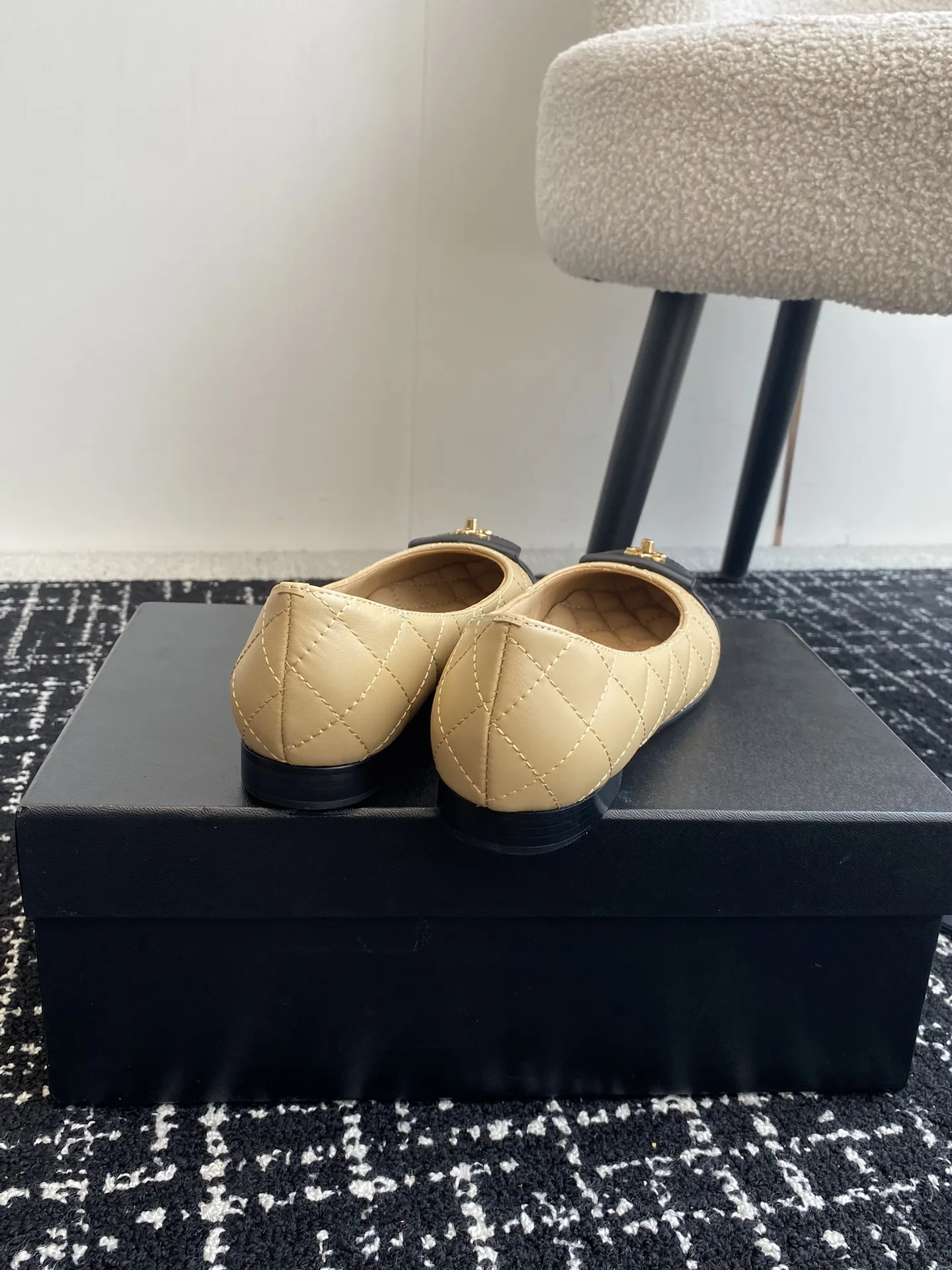 代购级💰280 Chanel23 芭蕾舞单鞋 原版1:1切割而成 Chanel香奈儿万年经典 圆头芭蕾舞鞋 好品质不多 真正做到随便进出专柜无压力 无论楦型、皮料选择、制造工艺都是正品工艺,十分考究。 面料:意大利进口混种羊皮 内里:进口绵羊皮(吸汗柔软) 鞋底:意大利特A级真皮底(非市场普通薄底) Size:#35-41(40.41定做)