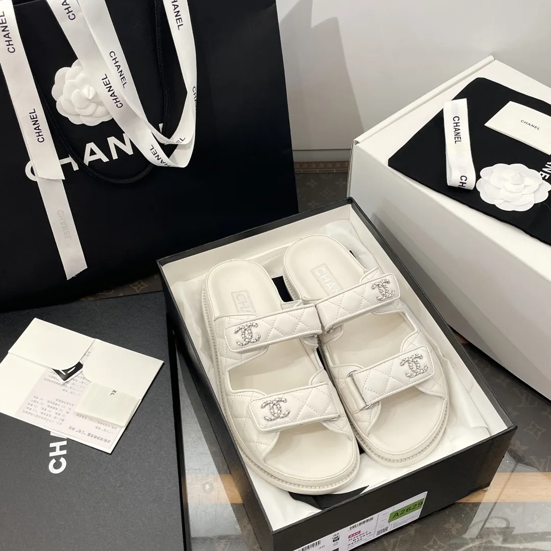 ✅🍿️💰160（配送全套包装） 香奈儿凉鞋 𝗖𝗛*𝗔𝗡𝗟||小香最新款魔术贴 拖鞋款‼️ ⇢✈鞋面：原版1:1定制进口高光羊皮～菱格电绣工艺～饱满有质感！ ⇢✈内里//垫脚：进口哑光羊皮【烫金logo均匀清晰效果与ZP如出一辙】 ⇢✈五金扣：原版1:1独家开模白钢材质～标志性logo链条扣⛓️ ～纯手工打造 双C有独特的印记～持久不软化 ⇢✈中底：原版1:1独家进口PU原材料磨具成型 ⇢✈大底：大底独家1:1原版开模 ⇢✈𝐒𝐈𝐙𝐄: 35、36、37、38、39、40（41定制不退不换）