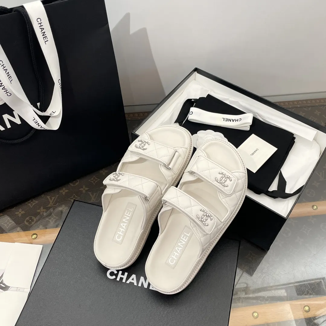 ✅🍿️💰160(配送全套包装) 香奈儿凉鞋 𝗖𝗛*𝗔𝗡𝗟||小香最新款魔术贴 拖鞋款‼️ ⇢✈鞋面:原版1:1定制进口高光羊皮~菱格电绣工艺~饱满有质感! ⇢✈内里//垫脚:进口哑光羊皮【烫金logo均匀清晰效果与ZP如出一辙】 ⇢✈五金扣:原版1:1独家开模白钢材质~标志性logo链条扣⛓️ ~纯手工打造 双C有独特的印记~持久不软化 ⇢✈中底:原版1:1独家进口PU原材料磨具成型 ⇢✈大底:大底独家1:1原版开模 ⇢✈𝐒𝐈𝐙𝐄: 35、36、37、38、39、40(41定制不退不换)