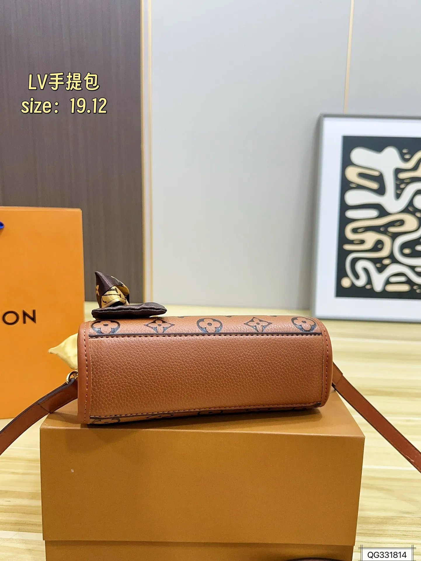 💰130 配盒 Lv手提包 这款包真的很简单 😍 越看越好看 容量非常感人 轻松装纳日常随身物品 尺寸：19.12