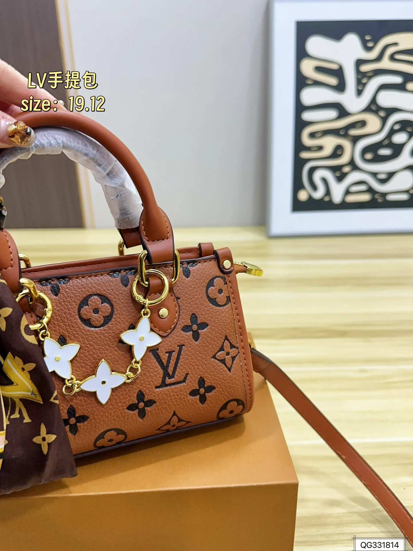 💰130 配盒 Lv手提包 这款包真的很简单 😍 越看越好看 容量非常感人 轻松装纳日常随身物品 尺寸：19.12