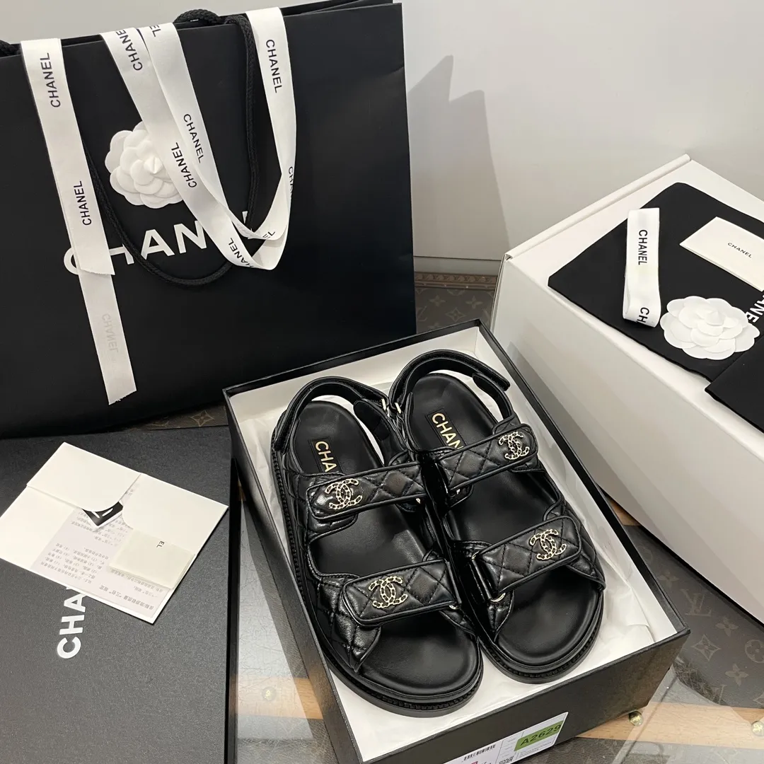 ✅🍿️💰160（配送全套包装） 香奈儿凉鞋 𝗖𝗛*𝗔𝗡𝗟||小香最新款魔术贴 拖鞋款‼️ ⇢✈鞋面：原版1:1定制进口高光羊皮～菱格电绣工艺～饱满有质感！ ⇢✈内里//垫脚：进口哑光羊皮【烫金logo均匀清晰效果与ZP如出一辙】 ⇢✈五金扣：原版1:1独家开模白钢材质～标志性logo链条扣⛓️ ～纯手工打造 双C有独特的印记～持久不软化 ⇢✈中底：原版1:1独家进口PU原材料磨具成型 ⇢✈大底：大底独家1:1原版开模 ⇢✈𝐒𝐈𝐙𝐄: 35、36、37、38、39、40（41定制不退不换）