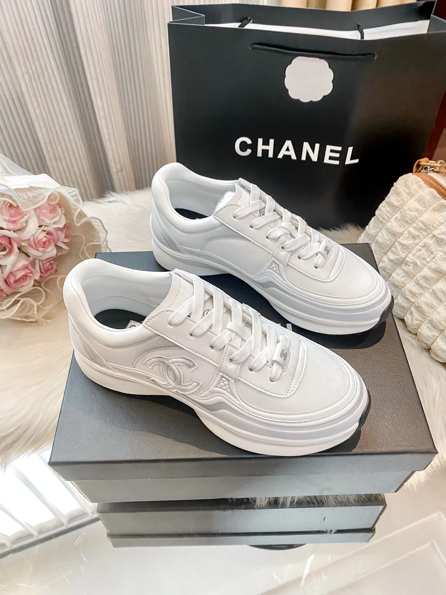 ✅🍿️💰275（配送全套包装） 香奈儿运动鞋 ⚠️高版本 ❇️❇️【 小香 】最❤️颜色新版本🤗🤗最近非常火爆的一款运动鞋👟气质非凡垫脚羊皮拒绝❌臭脚🤭后皱设计舒适百搭、多个颜色选择、每一个颜色都经过精心设计、确保出入专柜毫无压力🥳🥳防滑底设计👍🏻👍🏻姐妹们、加入购物车吧🛒 标准码数：✅35-41 款式：原标，全套包装 颜色：黑色，白色