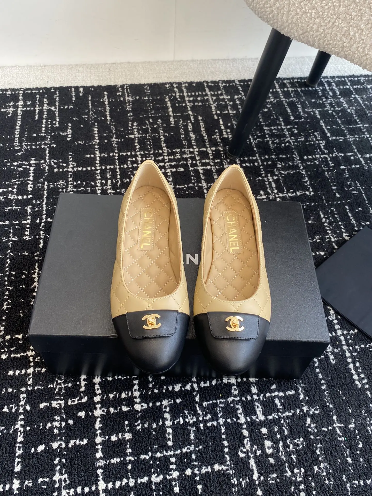 代购级💰280 Chanel23 芭蕾舞单鞋 原版1:1切割而成 Chanel香奈儿万年经典 圆头芭蕾舞鞋 好品质不多 真正做到随便进出专柜无压力 无论楦型、皮料选择、制造工艺都是正品工艺,十分考究。 面料:意大利进口混种羊皮 内里:进口绵羊皮(吸汗柔软) 鞋底:意大利特A级真皮底(非市场普通薄底) Size:#35-41(40.41定做)