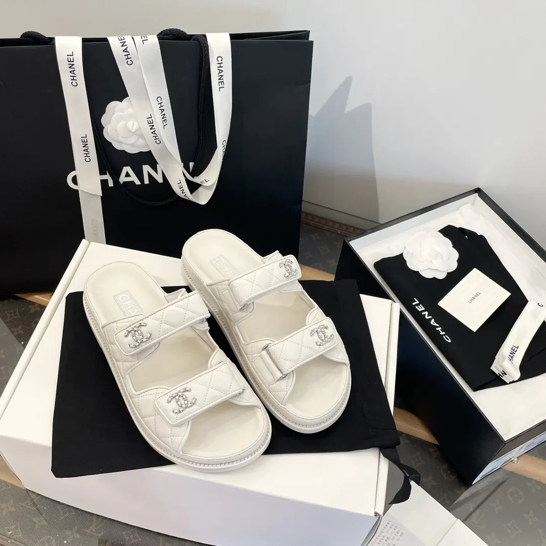 ✅🍿️💰160(配送全套包装) 香奈儿凉鞋 𝗖𝗛*𝗔𝗡𝗟||小香最新款魔术贴 拖鞋款‼️ ⇢✈鞋面:原版1:1定制进口高光羊皮~菱格电绣工艺~饱满有质感! ⇢✈内里//垫脚:进口哑光羊皮【烫金logo均匀清晰效果与ZP如出一辙】 ⇢✈五金扣:原版1:1独家开模白钢材质~标志性logo链条扣⛓️ ~纯手工打造 双C有独特的印记~持久不软化 ⇢✈中底:原版1:1独家进口PU原材料磨具成型 ⇢✈大底:大底独家1:1原版开模 ⇢✈𝐒𝐈𝐙𝐄: 35、36、37、38、39、40(41定制不退不换)