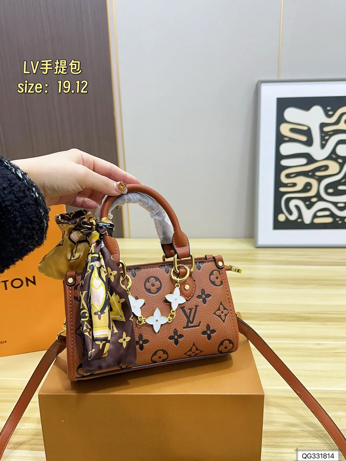 💰130 配盒 Lv手提包 这款包真的很简单 😍 越看越好看 容量非常感人 轻松装纳日常随身物品 尺寸：19.12
