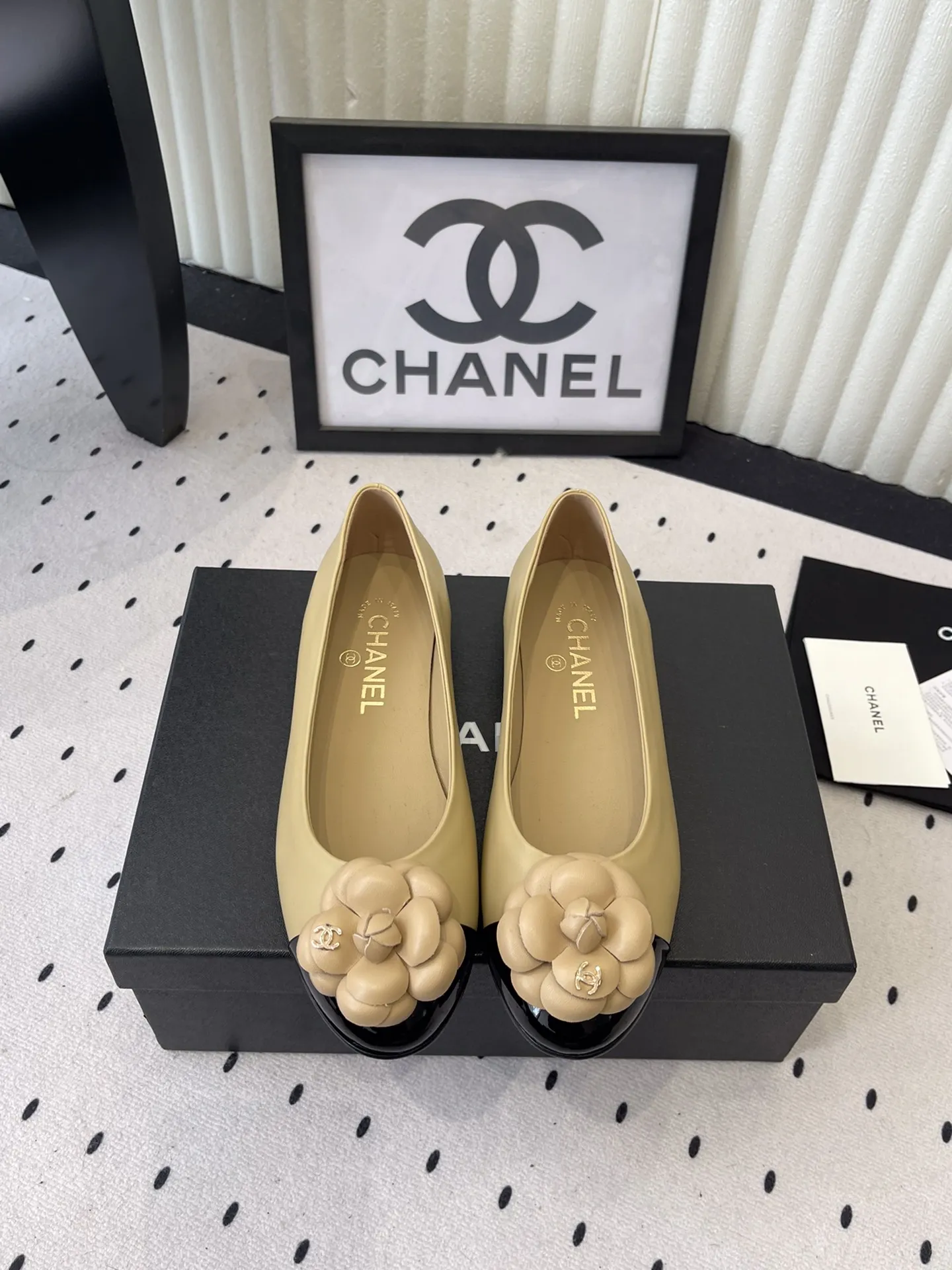 ✅🍿️💰155(配送全套包装) 香奈儿单鞋 Chanel新款山茶花平底鞋 高版本 触感温柔得不像话 鞋面那朵立体山茶花 经典永不过时 进口羊皮鞋面 羊皮垫脚 Size:35-41(40 41订做)