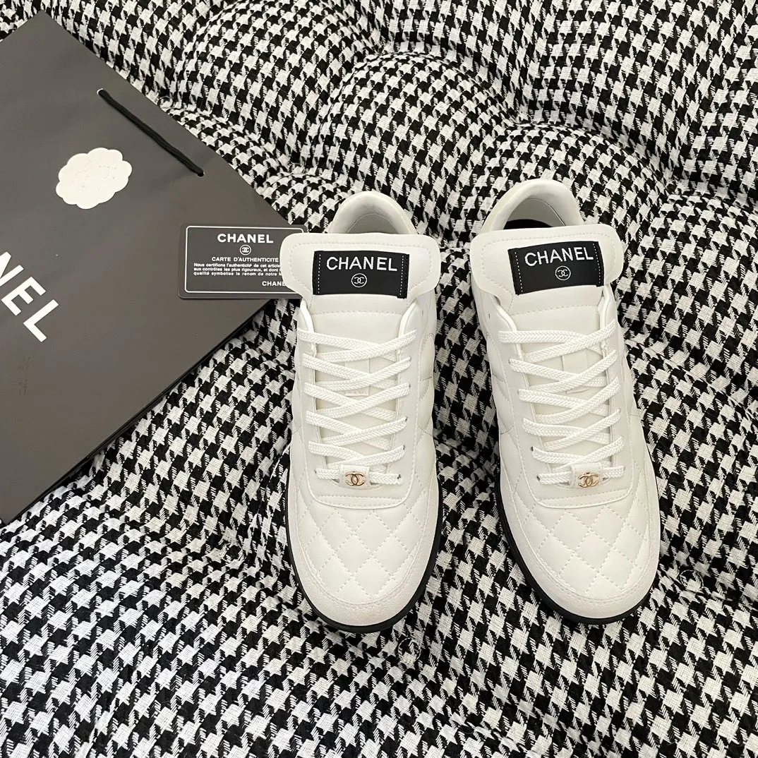 ✅🍿️💰230 (配送全套包装) 香奈儿休闲鞋 ⚠️高版本 CHANEL 香奈儿 2023顶级专柜 官网上新 秋冬新款 香奈儿电绣菱格休闲鞋 小红书推荐 热搜新款 街拍同款 ➤ 原版开模 代购版本 ➤ 进口小羊皮 ➤ 内里羊皮 ➤ 垫脚丝绸牛皮 ➤ 私膜TPU大底 ➤ 全套专柜包装 Szie:35-40