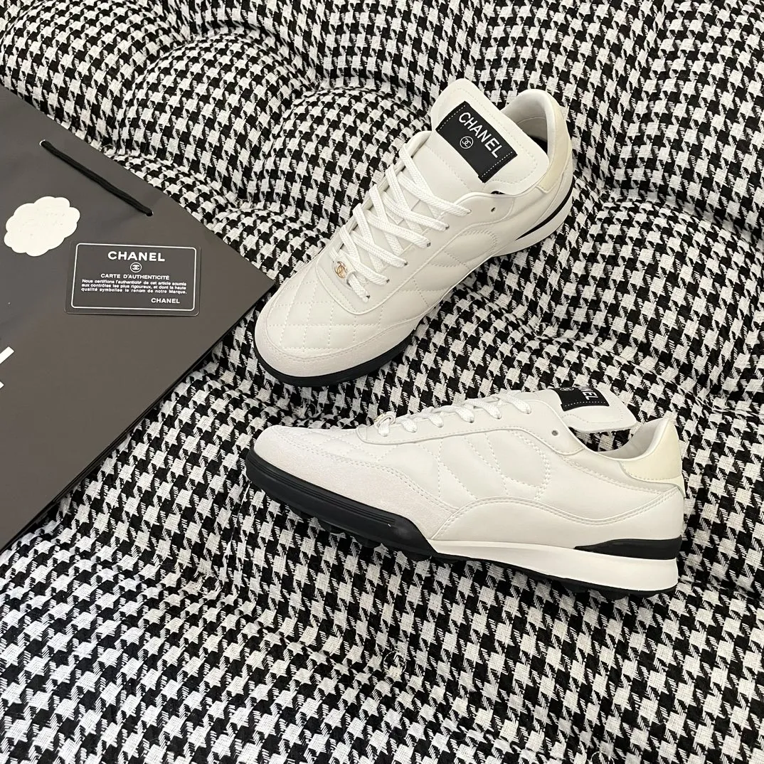 ✅🍿️💰230 （配送全套包装） 香奈儿休闲鞋 ⚠️高版本 CHANEL 香奈儿 2023顶级专柜 官网上新 秋冬新款 香奈儿电绣菱格休闲鞋 小红书推荐 热搜新款 街拍同款 ➤ 原版开模 代购版本 ➤ 进口小羊皮 ➤ 内里羊皮 ➤ 垫脚丝绸牛皮 ➤ 私膜TPU大底 ➤ 全套专柜包装 Szie:35-40