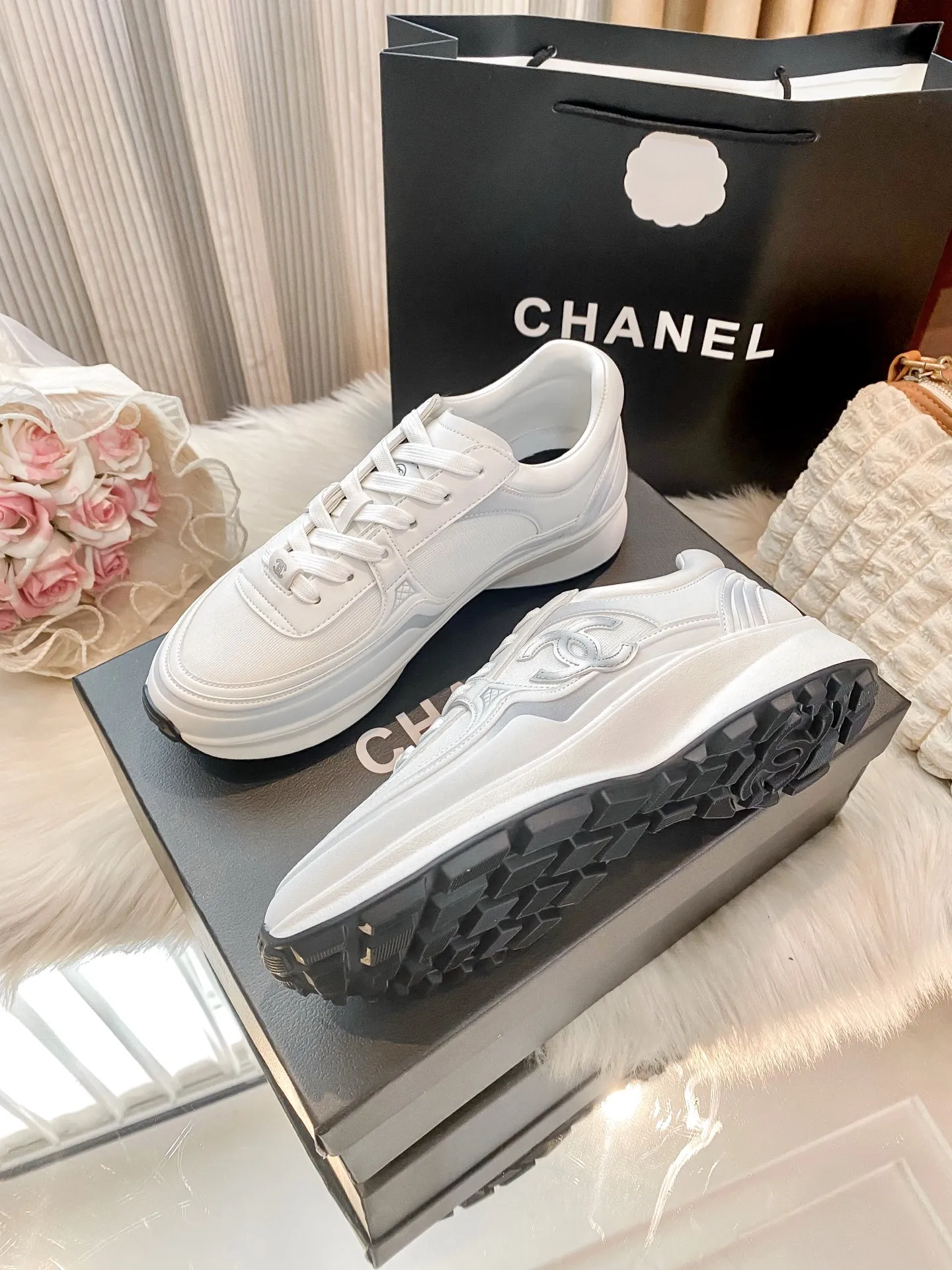 ✅🍿️💰275（配送全套包装） 香奈儿运动鞋 ⚠️高版本 ❇️❇️【 小香 】最❤️颜色新版本🤗🤗最近非常火爆的一款运动鞋👟气质非凡垫脚羊皮拒绝❌臭脚🤭后皱设计舒适百搭、多个颜色选择、每一个颜色都经过精心设计、确保出入专柜毫无压力🥳🥳防滑底设计👍🏻👍🏻姐妹们、加入购物车吧🛒 标准码数：✅35-41 款式：原标，全套包装 颜色：黑色，白色