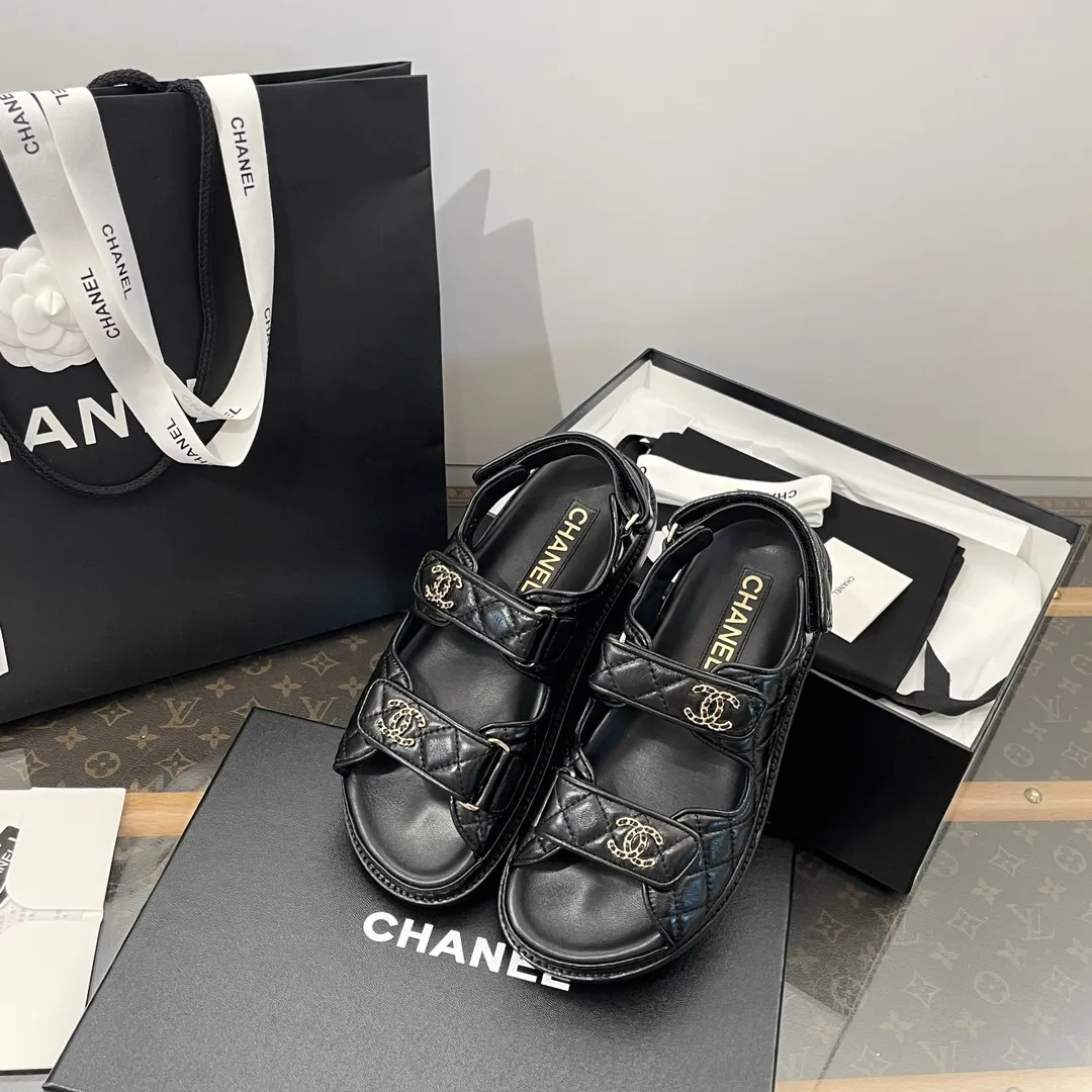 ✅🍿️💰160（配送全套包装） 香奈儿凉鞋 𝗖𝗛*𝗔𝗡𝗟||小香最新款魔术贴 拖鞋款‼️ ⇢✈鞋面：原版1:1定制进口高光羊皮～菱格电绣工艺～饱满有质感！ ⇢✈内里//垫脚：进口哑光羊皮【烫金logo均匀清晰效果与ZP如出一辙】 ⇢✈五金扣：原版1:1独家开模白钢材质～标志性logo链条扣⛓️ ～纯手工打造 双C有独特的印记～持久不软化 ⇢✈中底：原版1:1独家进口PU原材料磨具成型 ⇢✈大底：大底独家1:1原版开模 ⇢✈𝐒𝐈𝐙𝐄: 35、36、37、38、39、40（41定制不退不换）